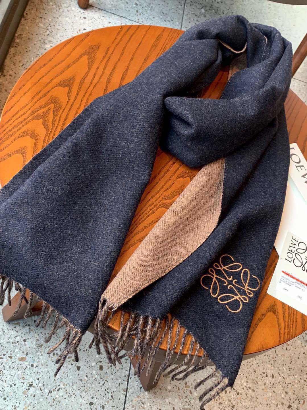 没见过吧,很少有人在柜里见过这条围巾😳当时发售的时候内地给的就特别少,原版是客户在日本中古店买到的❗所以