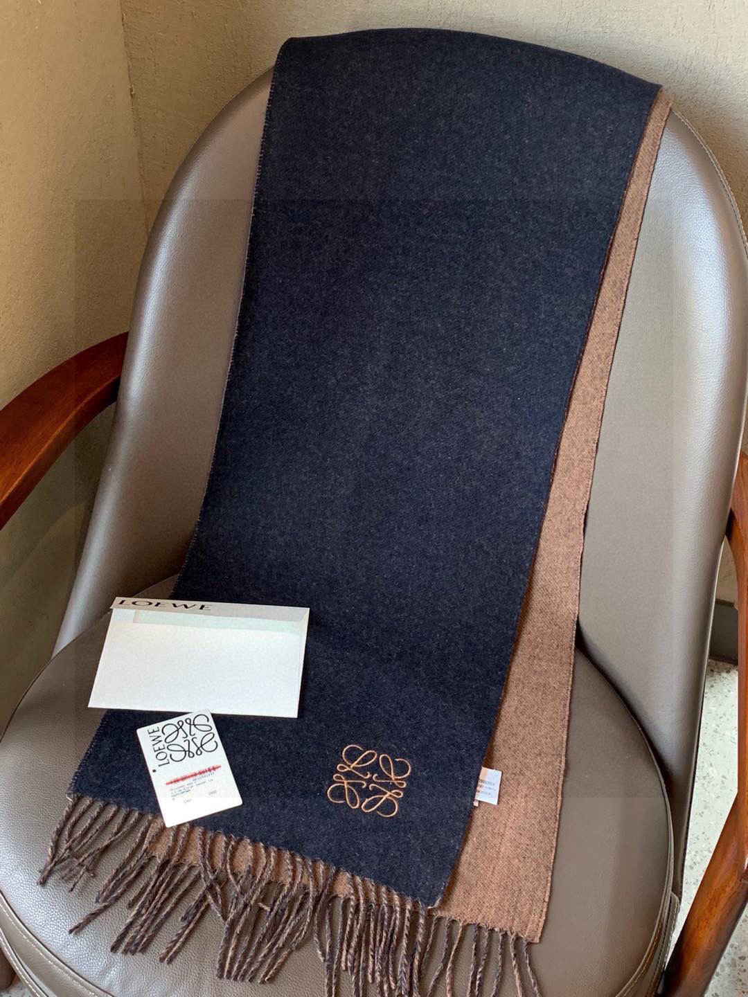 没见过吧,很少有人在柜里见过这条围巾😳当时发售的时候内地给的就特别少,原版是客户在日本中古店买到的❗所以