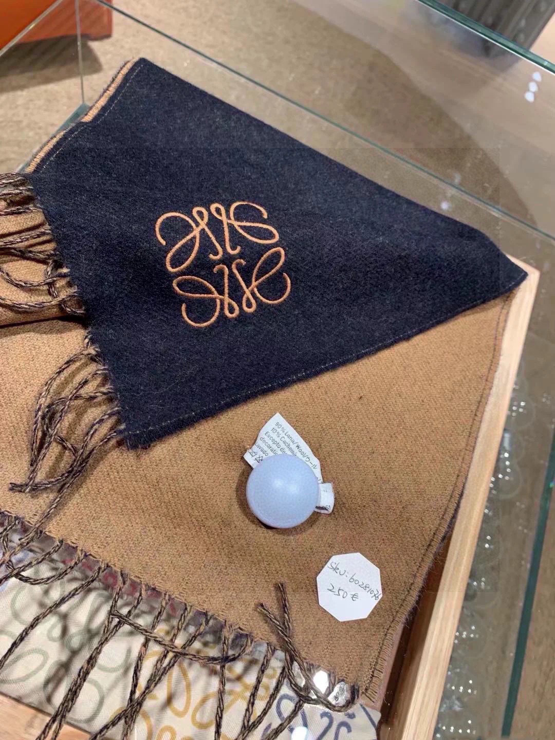 没见过吧,很少有人在柜里见过这条围巾😳当时发售的时候内地给的就特别少,原版是客户在日本中古店买到的❗所以