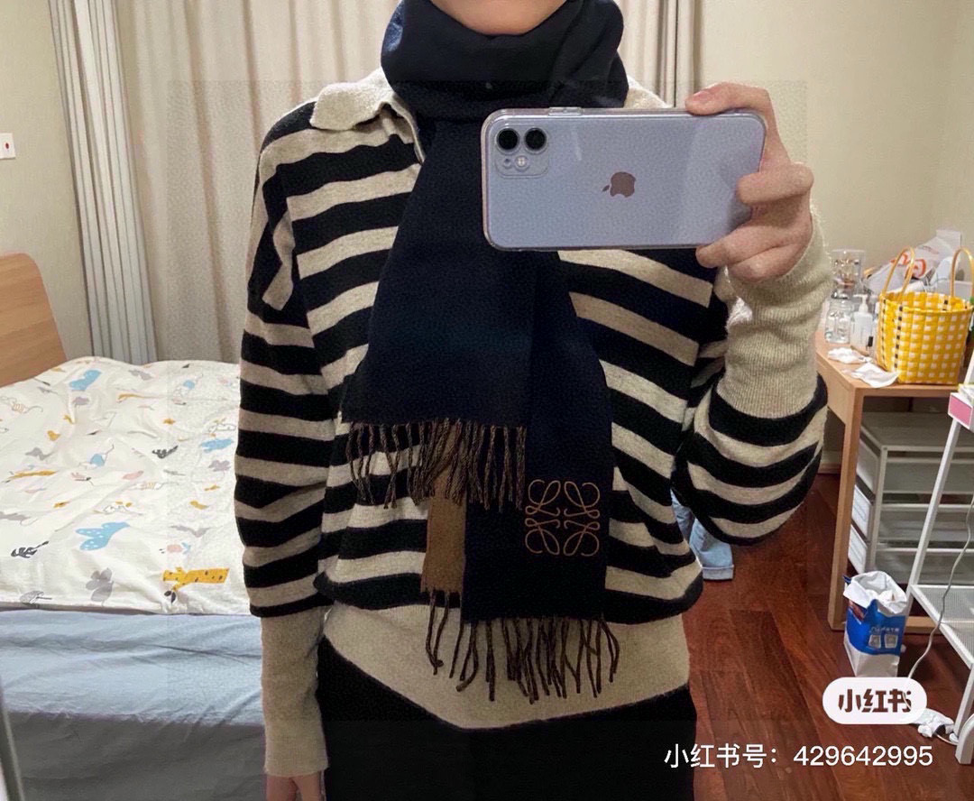 没见过吧，很少有人在柜里见过这条围巾😳当时发售的时候内地给的就特别少，原版是客户在日本中古店买到的❗所以