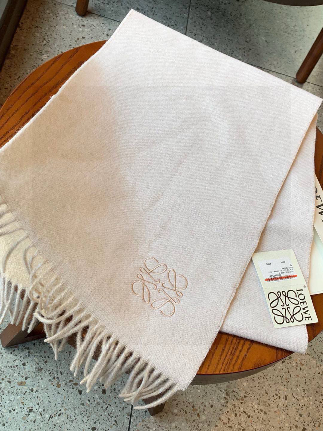 没见过吧,很少有人在柜里见过这条围巾😳当时发售的时候内地给的就特别少,原版是客户在日本中古店买到的❗所以