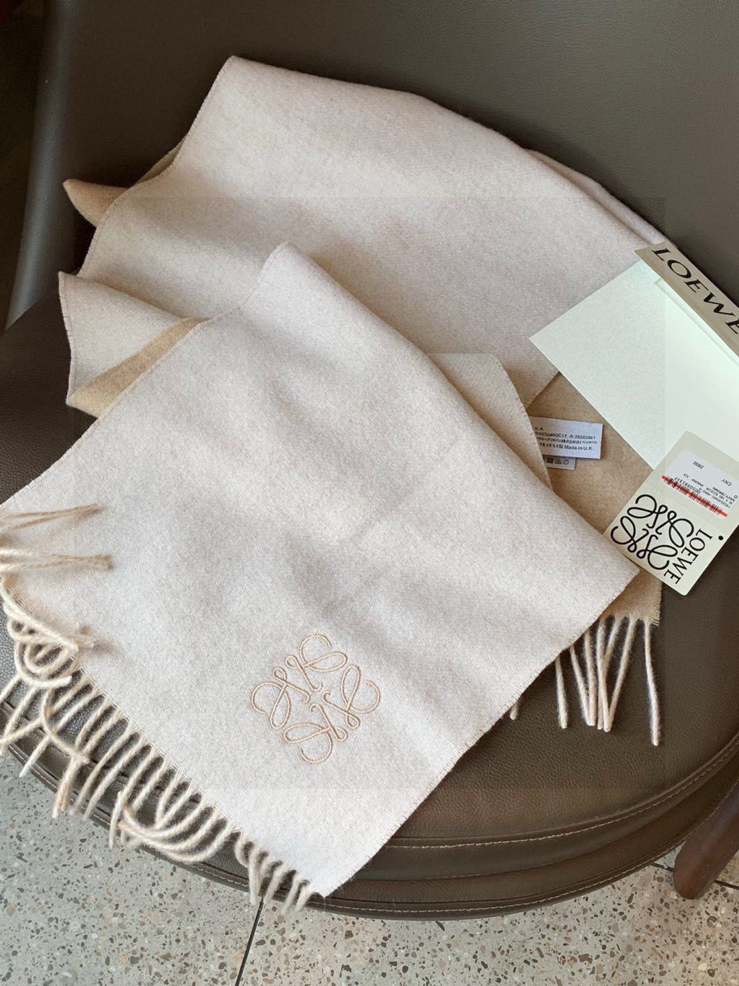 没见过吧,很少有人在柜里见过这条围巾😳当时发售的时候内地给的就特别少,原版是客户在日本中古店买到的❗所以