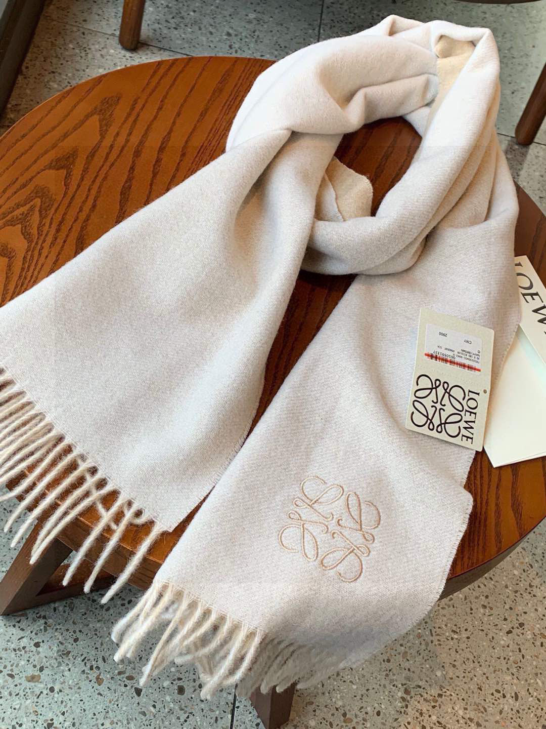 没见过吧,很少有人在柜里见过这条围巾😳当时发售的时候内地给的就特别少,原版是客户在日本中古店买到的❗所以