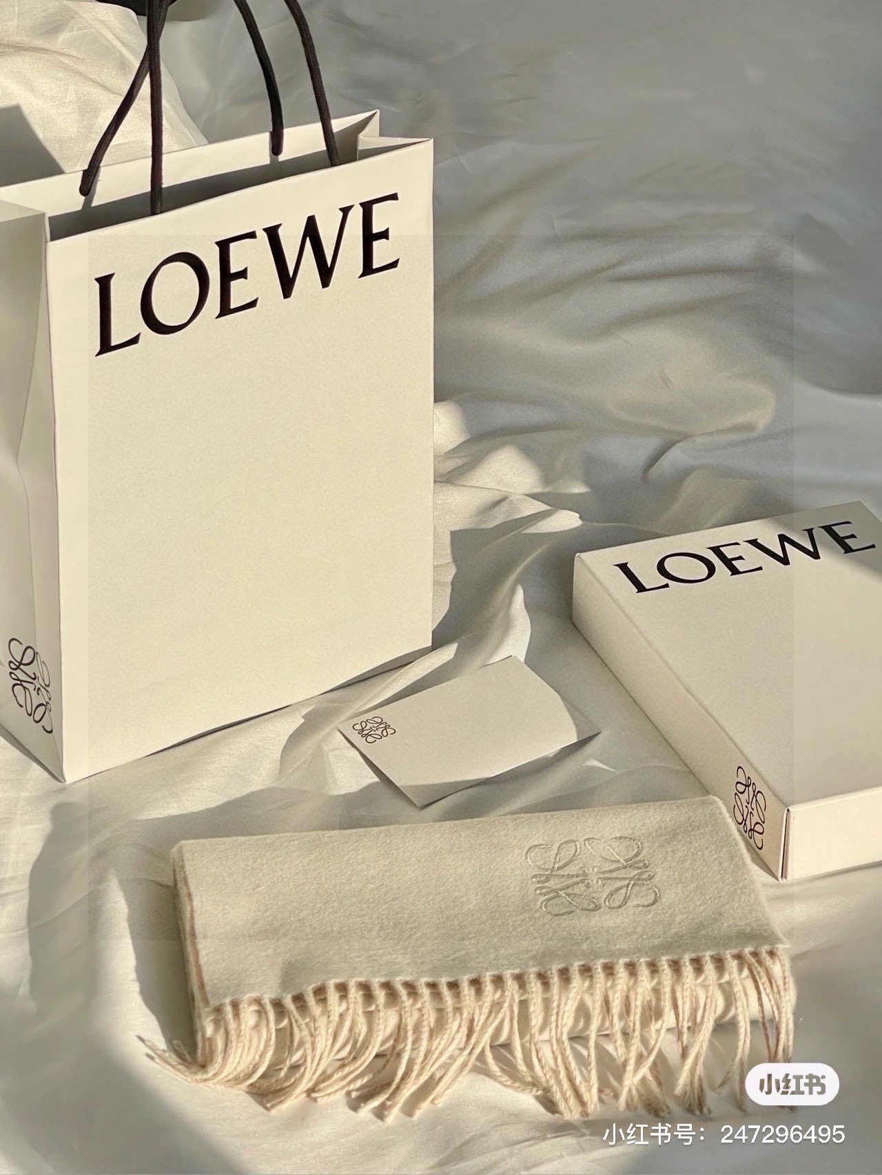 没见过吧,很少有人在柜里见过这条围巾😳当时发售的时候内地给的就特别少,原版是客户在日本中古店买到的❗所以