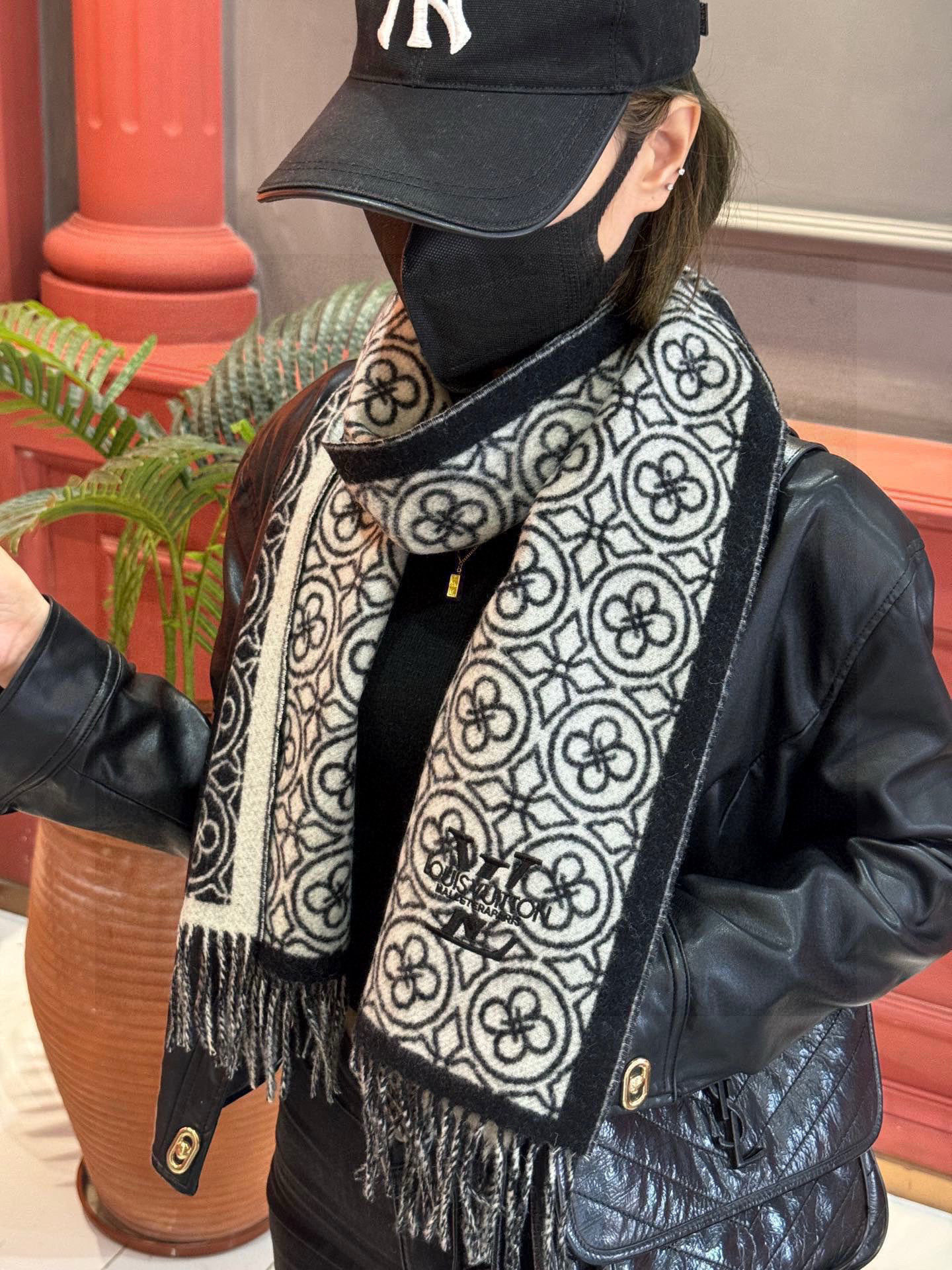 Lv爆款经典四叶草🍀双面提花爆款围巾🧣！！！非常百搭的一款，搭配大衣，毛衣都非常高级，尺寸刚刚好，及保暖