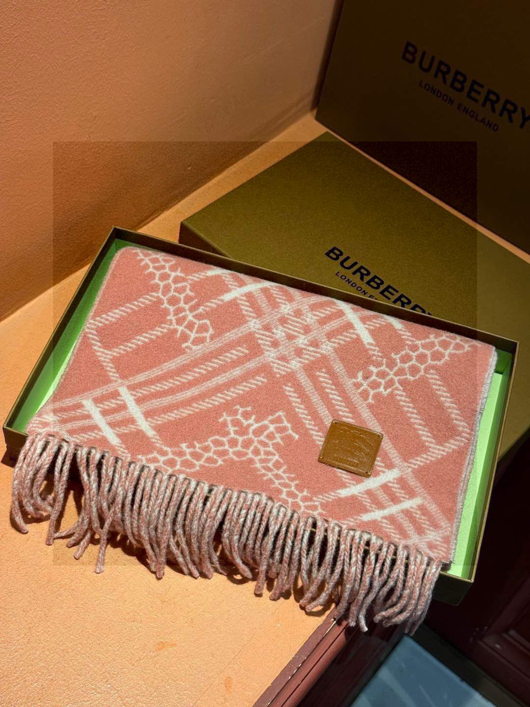 双面围巾 🆕Burberry · 巴宝莉格子围巾❗️好看的要疯掉了，太有型太有魅力了❗️❗️非常斯文时尚