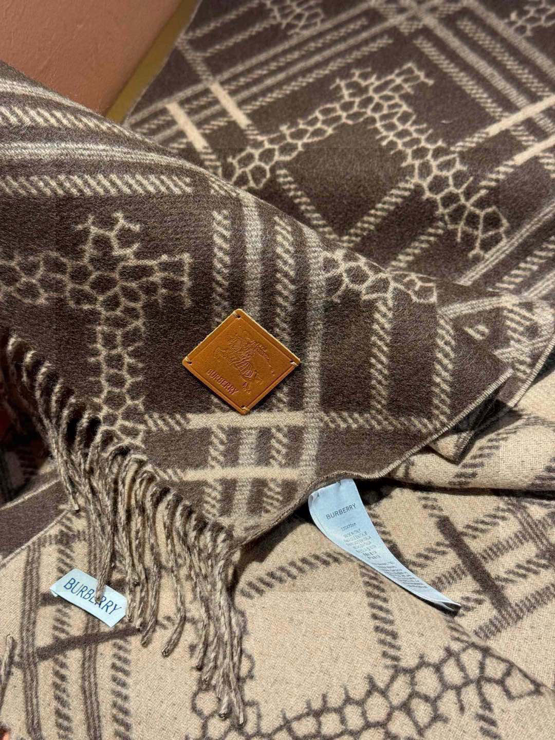 双面围巾 🆕Burberry · 巴宝莉格子围巾❗️好看的要疯掉了，太有型太有魅力了❗️❗️非常斯文时尚