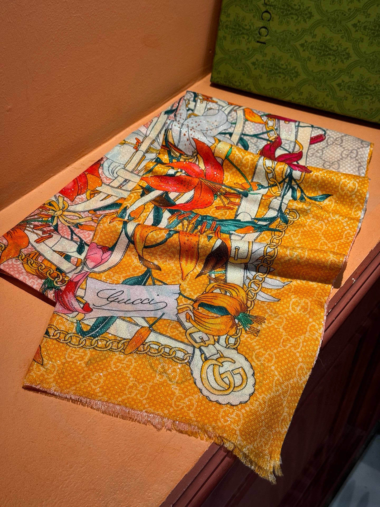 Gucci花卉羊绒围巾~超级抬气色!高级女人味!】羊绒围巾也能这么美!!!Gucci这款双面花卉羊绒围巾