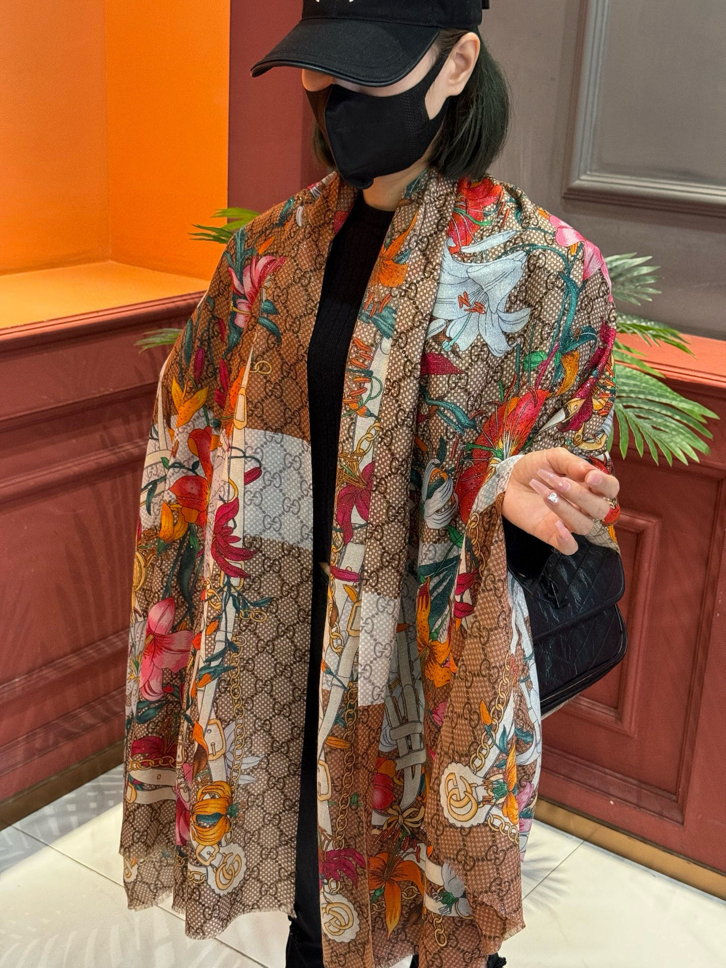 Gucci花卉羊绒围巾~超级抬气色！高级女人味！】羊绒围巾也能这么美！！！Gucci这款双面花卉羊绒围巾