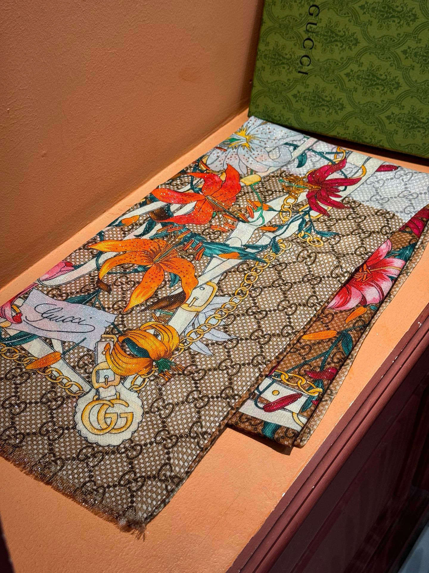 Gucci花卉羊绒围巾~超级抬气色!高级女人味!】羊绒围巾也能这么美!!!Gucci这款双面花卉羊绒围巾