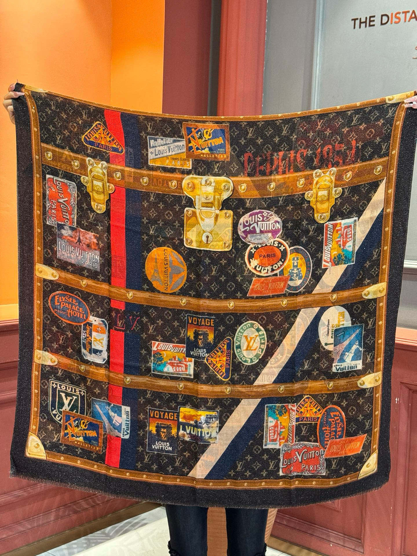 会发光发亮的围巾真心赞‼️驴家【L链条箱包花纹银丝长巾】银丝印花羊绒长巾，2023新款方巾来撷Noufi