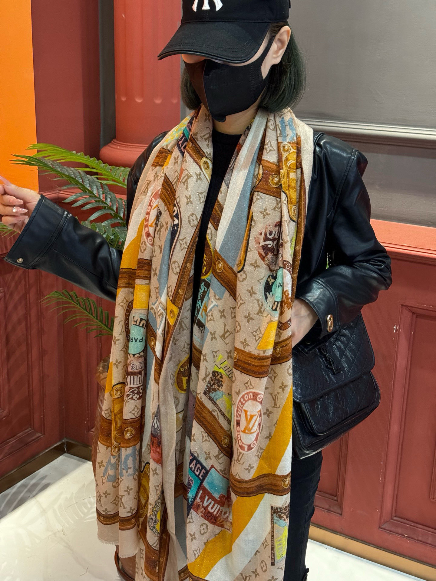 会发光发亮的围巾真心赞‼️驴家【L链条箱包花纹银丝长巾】银丝印花羊绒长巾，2023新款方巾来撷Noufi