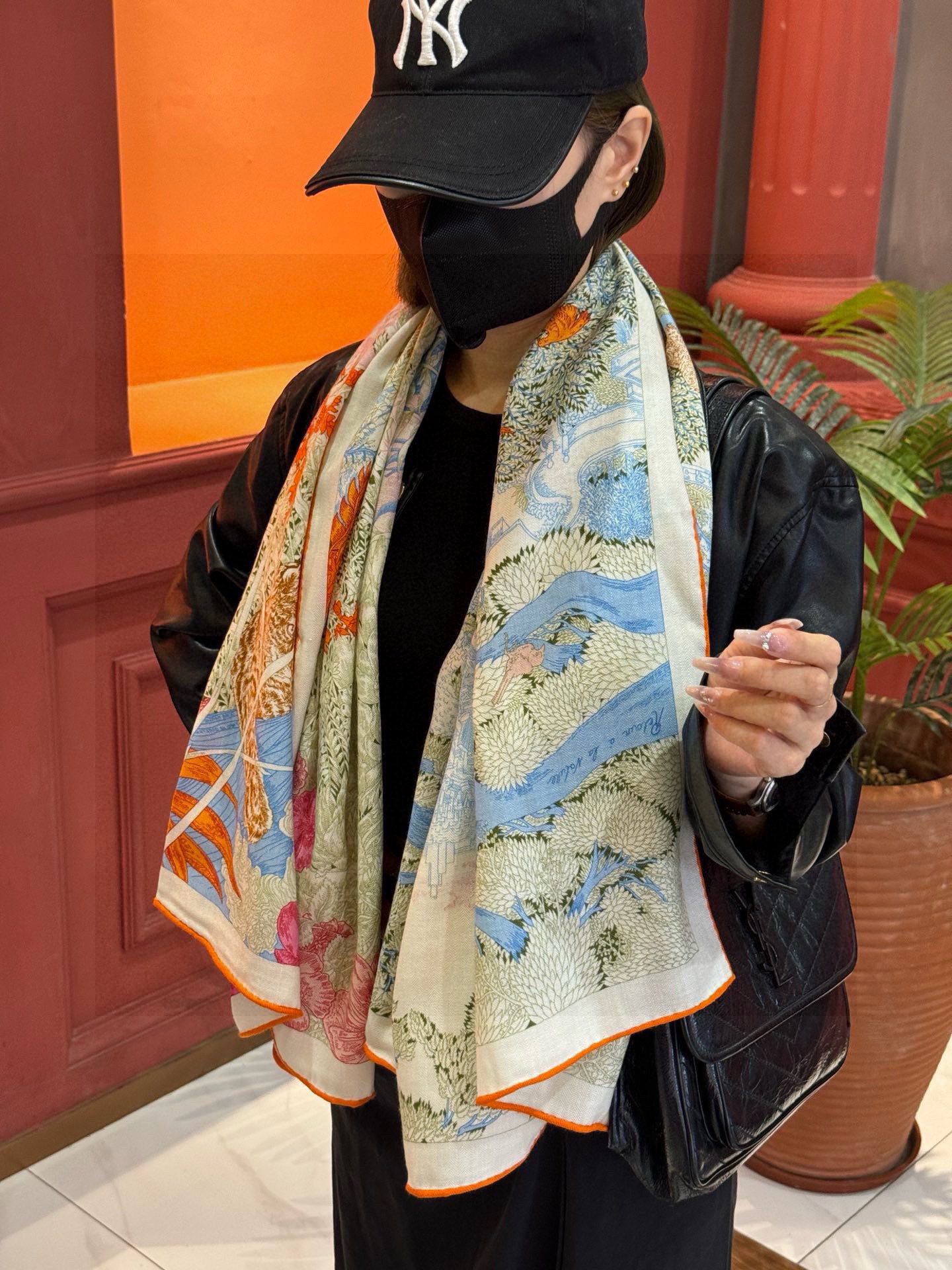 爱马仕~秋冬搭配利器❗️顶级双面同色 版真丝羊绒披肩!!1条等于2条】点睛精彩,图案和配色都超级喜欢,又