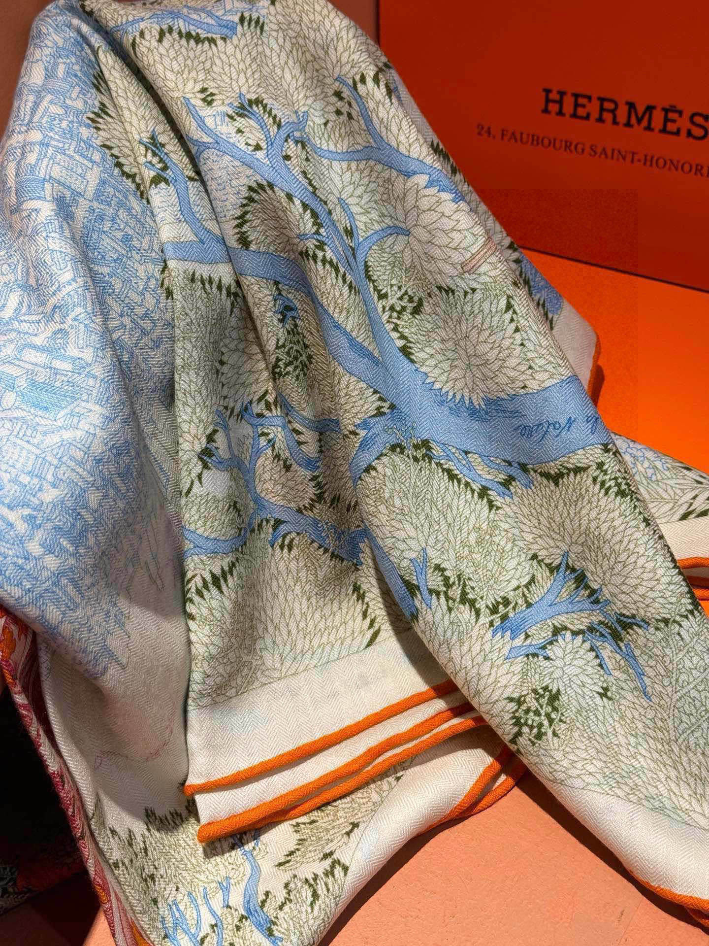 爱马仕~秋冬搭配利器❗️顶级双面同色 版真丝羊绒披肩!!1条等于2条】点睛精彩,图案和配色都超级喜欢,又