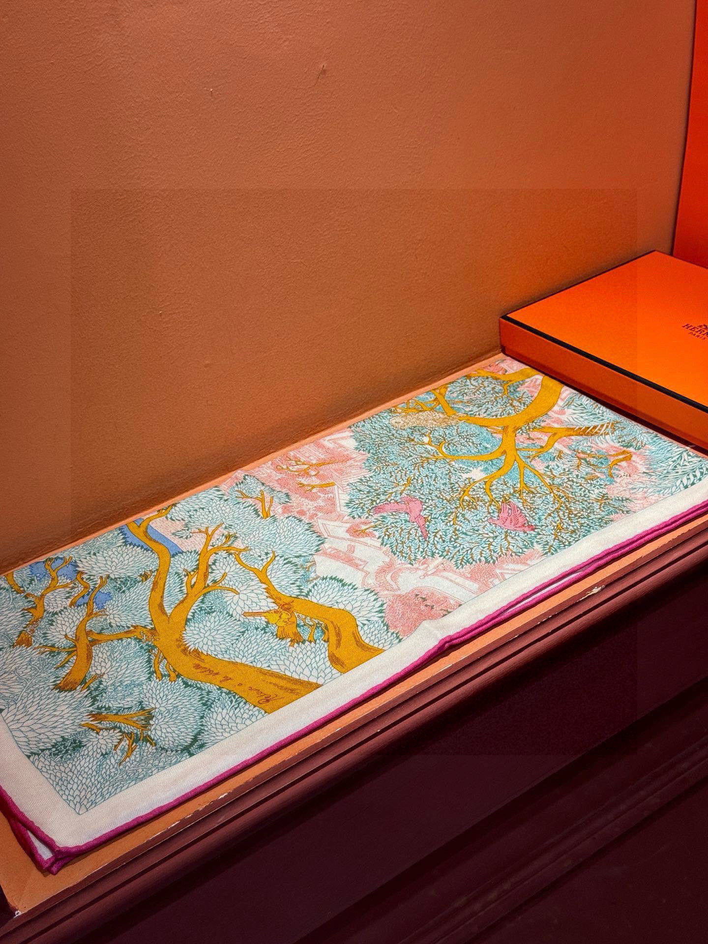 爱马仕~秋冬搭配利器❗️顶级双面同色 版真丝羊绒披肩!!1条等于2条】点睛精彩,图案和配色都超级喜欢,又