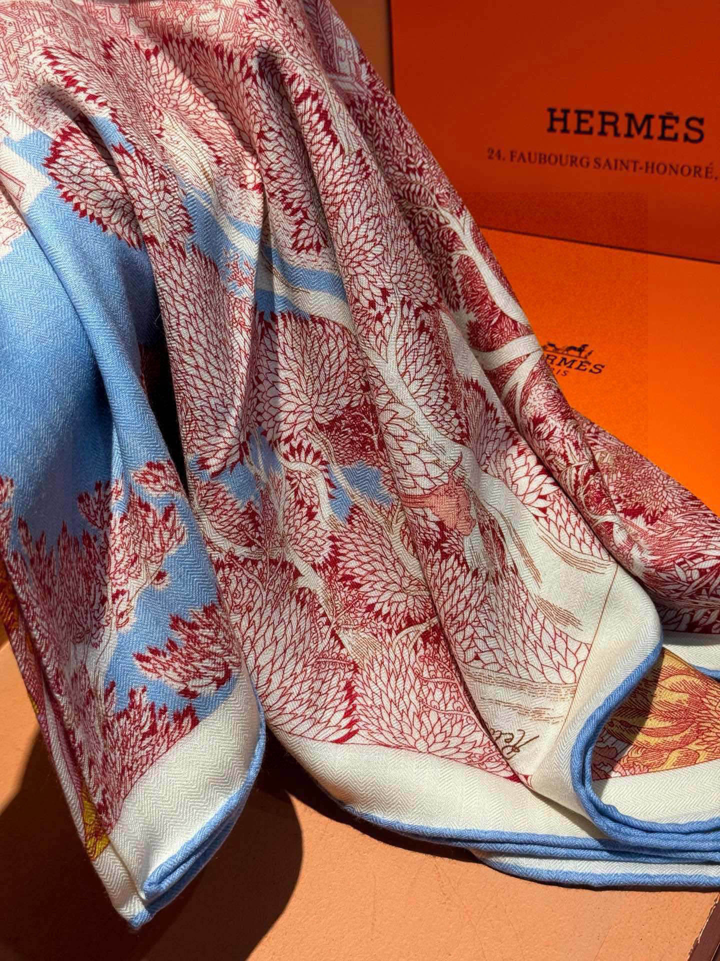 爱马仕~秋冬搭配利器❗️顶级双面同色 版真丝羊绒披肩!!1条等于2条】点睛精彩,图案和配色都超级喜欢,又