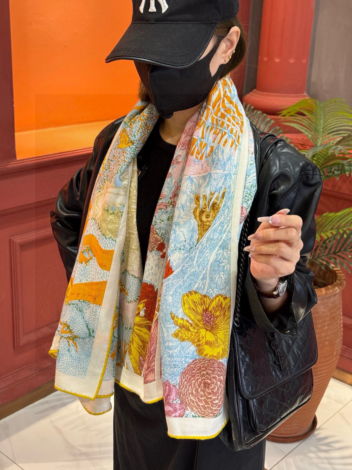 爱马仕～秋冬搭配利器❗️顶级双面同色 版真丝羊绒披肩！！1条等于2条】点睛精彩，图案和配色都超级喜欢，又