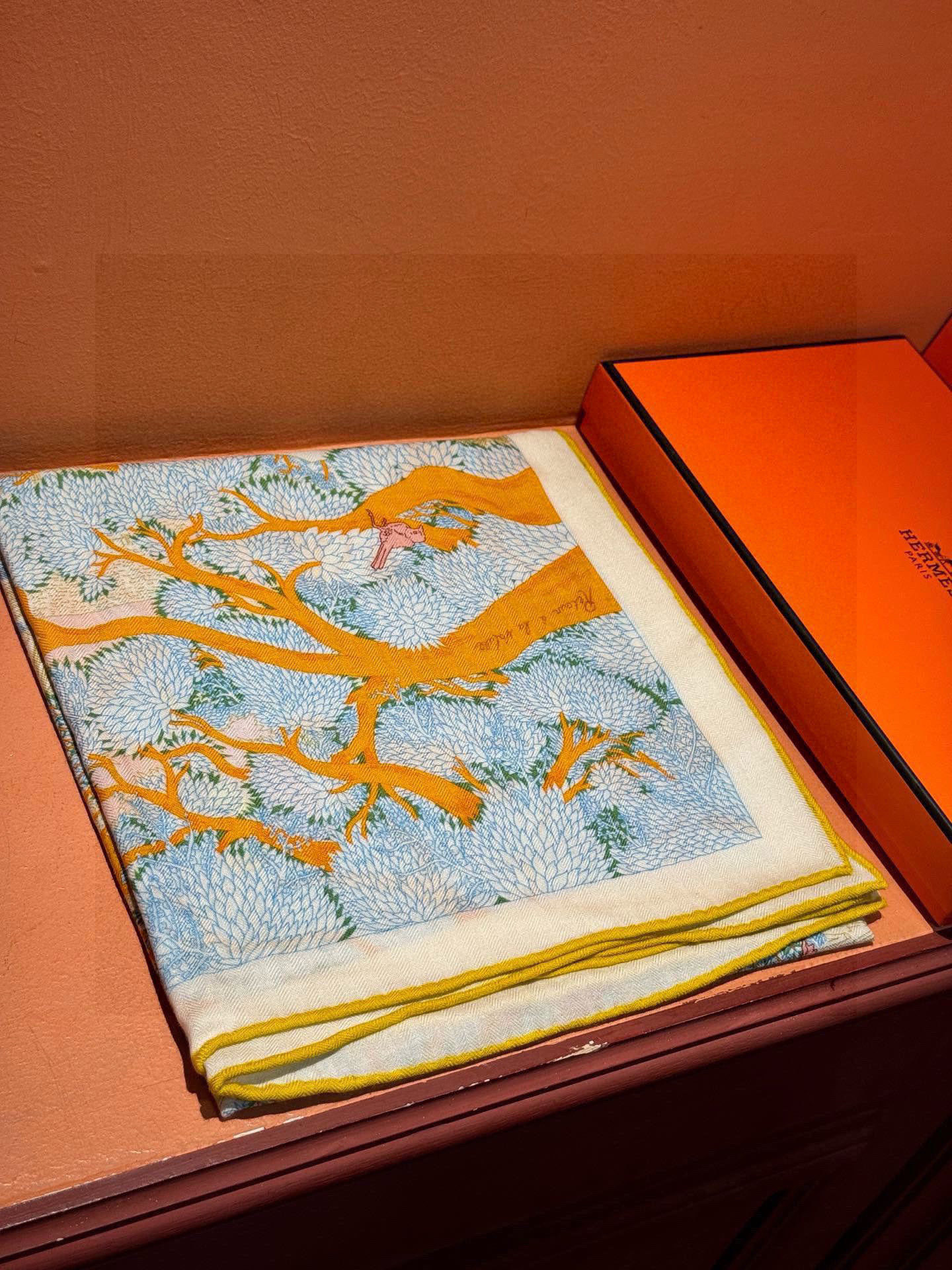 爱马仕～秋冬搭配利器❗️顶级双面同色 版真丝羊绒披肩！！1条等于2条】点睛精彩，图案和配色都超级喜欢，又