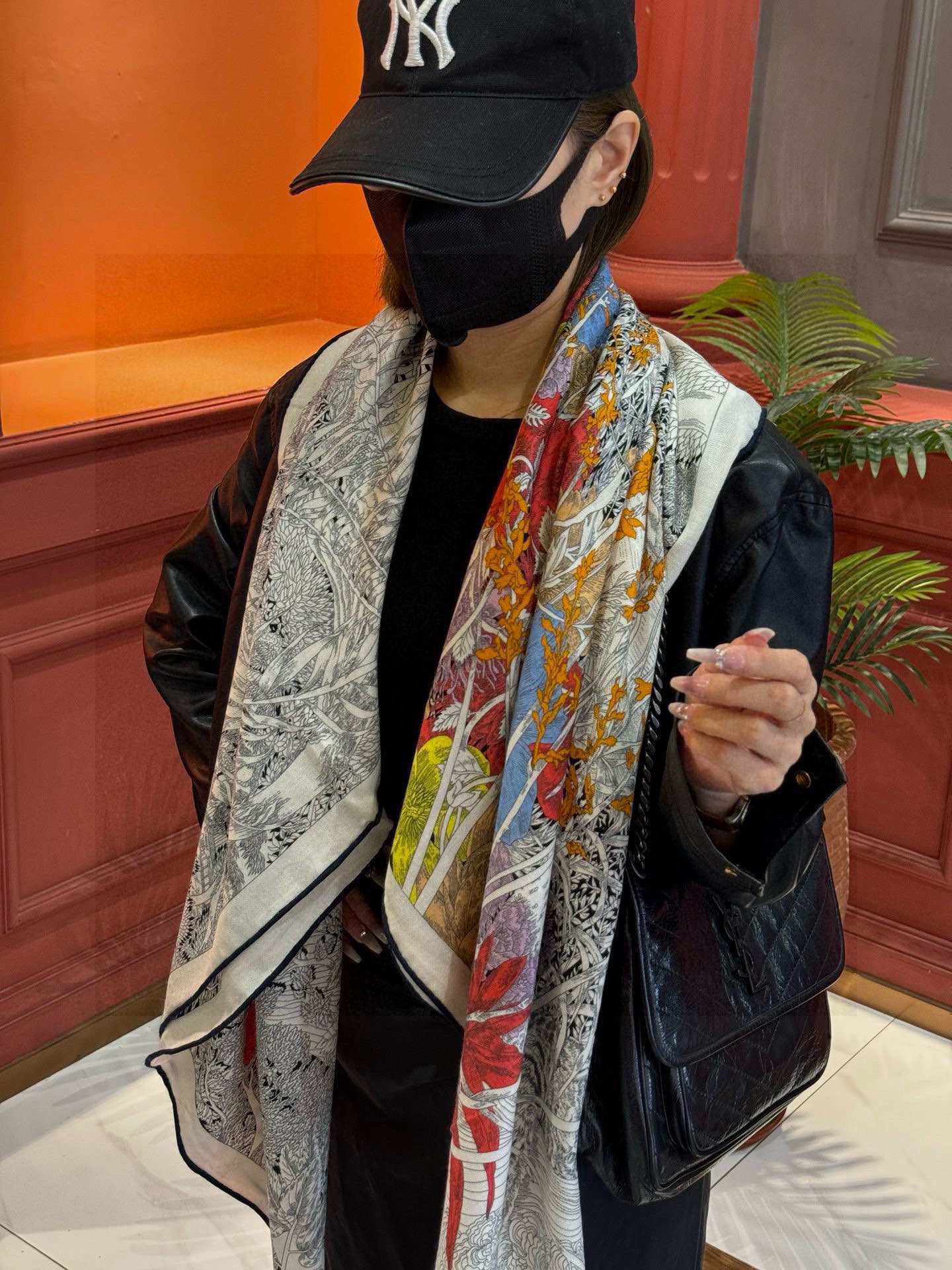 爱马仕～秋冬搭配利器❗️顶级双面同色 版真丝羊绒披肩！！1条等于2条】点睛精彩，图案和配色都超级喜欢，又