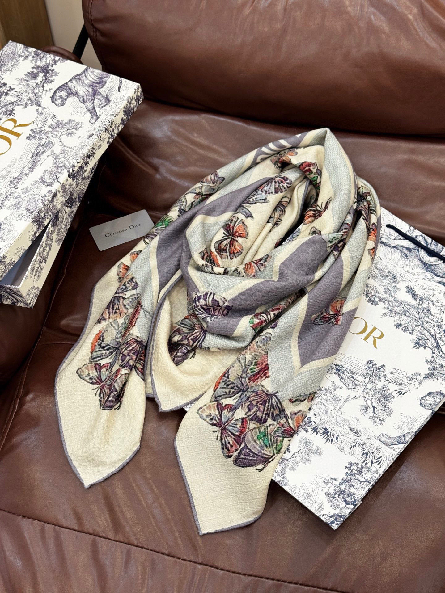 Dior 印花披肩【140顶级丝毛双面同色】Dior Camo PaPillon 图案这款披肩饰以 Di