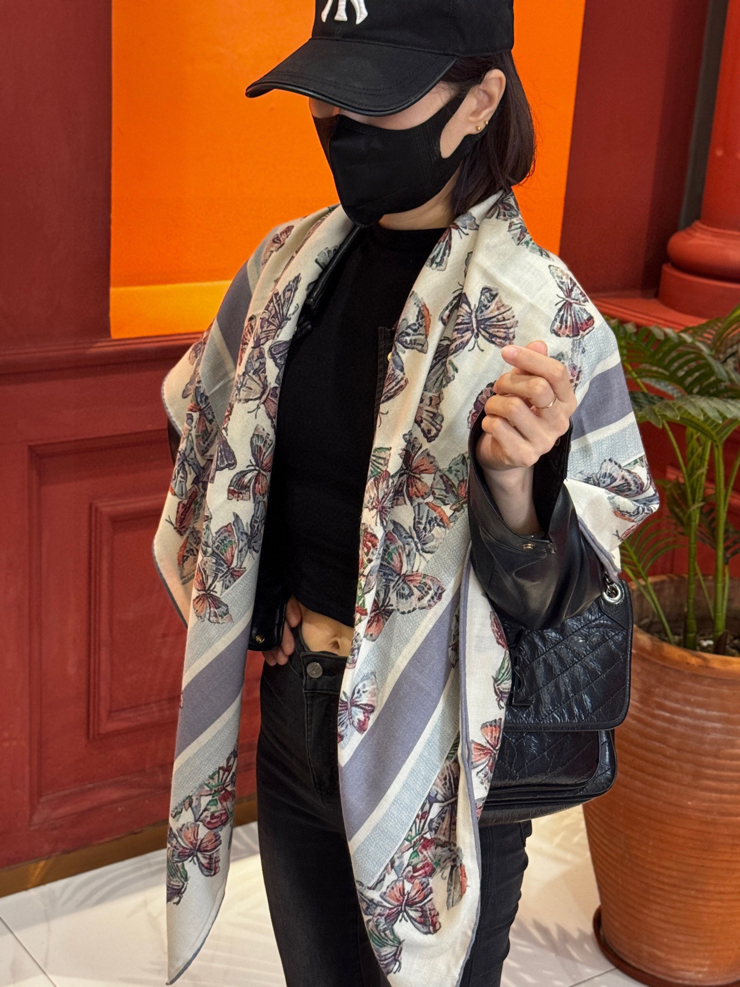 Dior 印花披肩【140顶级丝毛双面同色】Dior Camo PaPillon 图案这款披肩饰以 Di