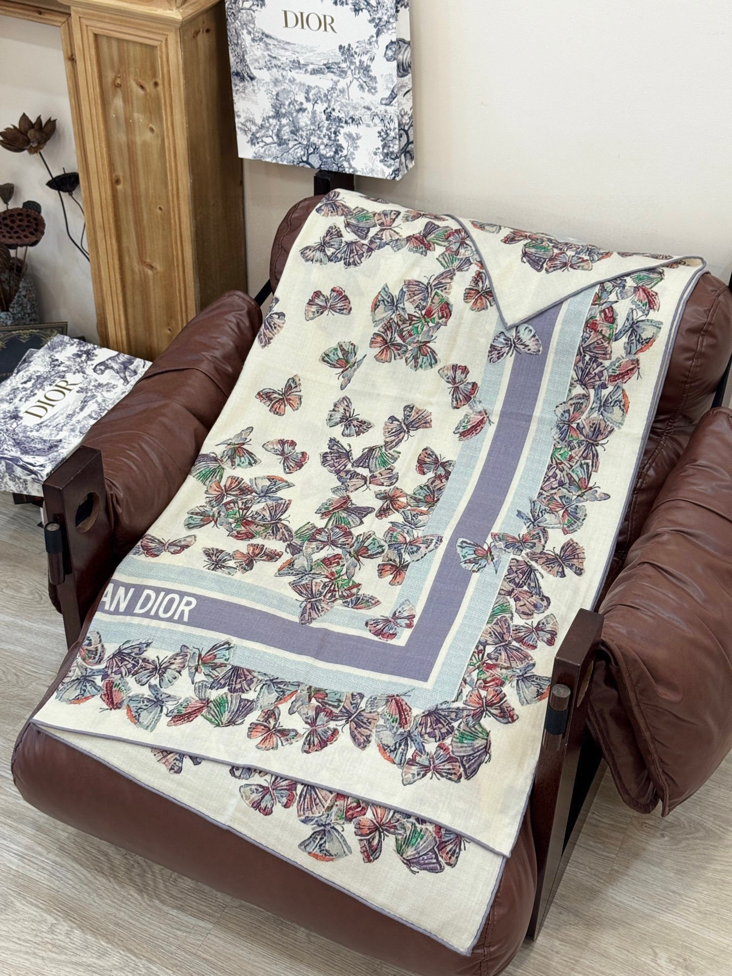 Dior 印花披肩【140顶级丝毛双面同色】Dior Camo PaPillon 图案这款披肩饰以 Di