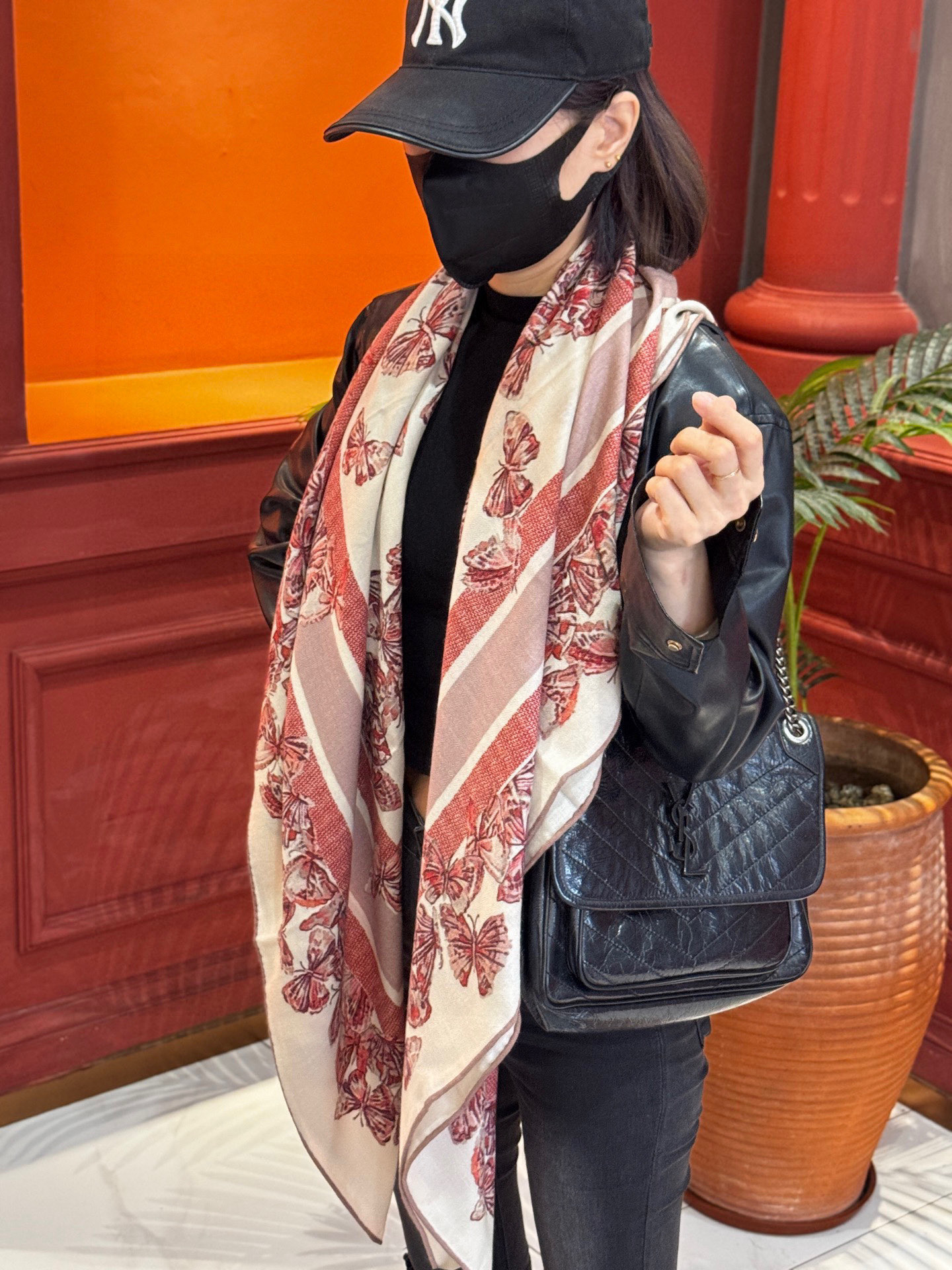 Dior 印花披肩【140顶级丝毛双面同色】Dior Camo PaPillon 图案这款披肩饰以 Di