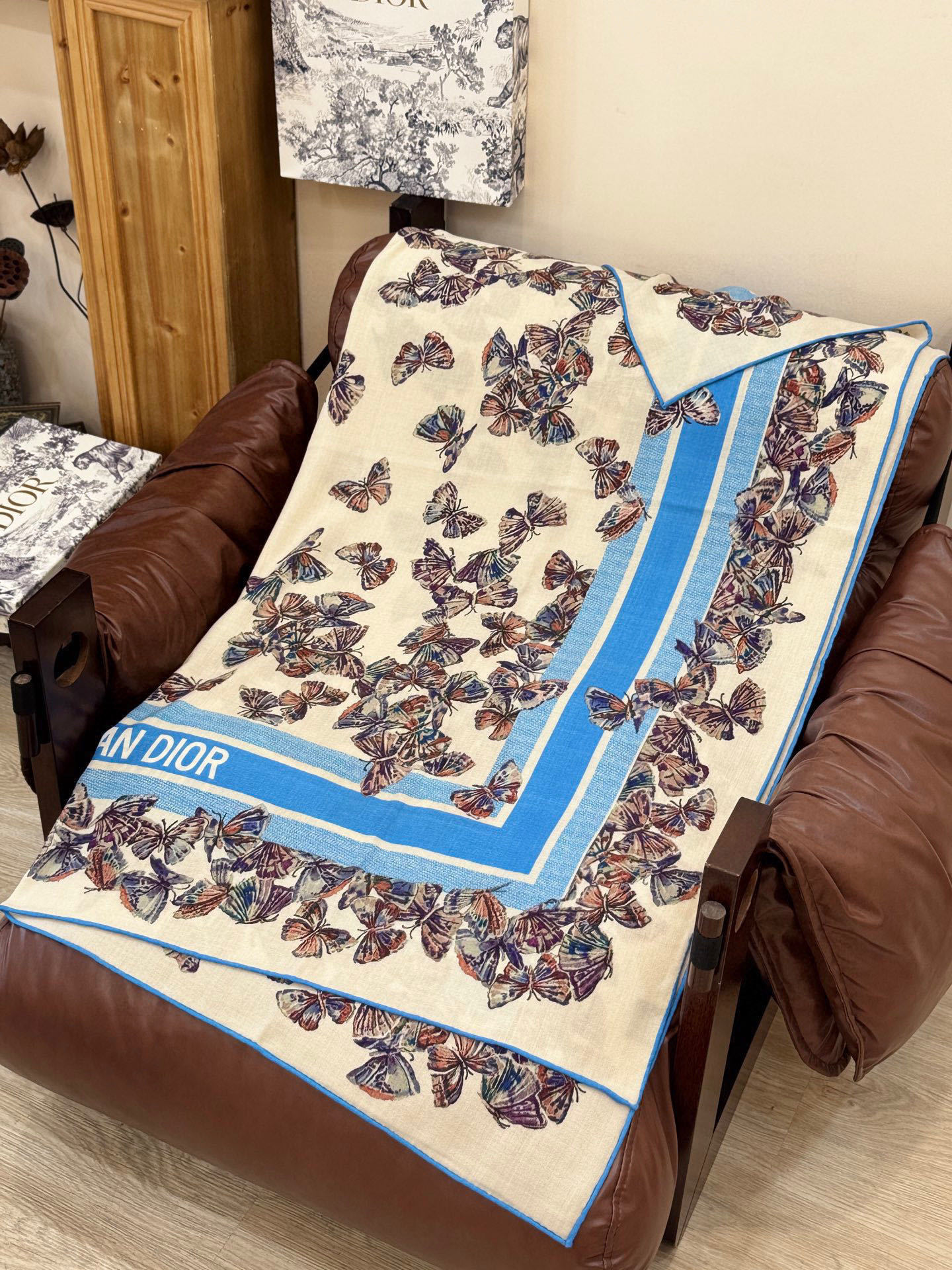 Dior 印花披肩【140顶级丝毛双面同色】Dior Camo PaPillon 图案这款披肩饰以 Di