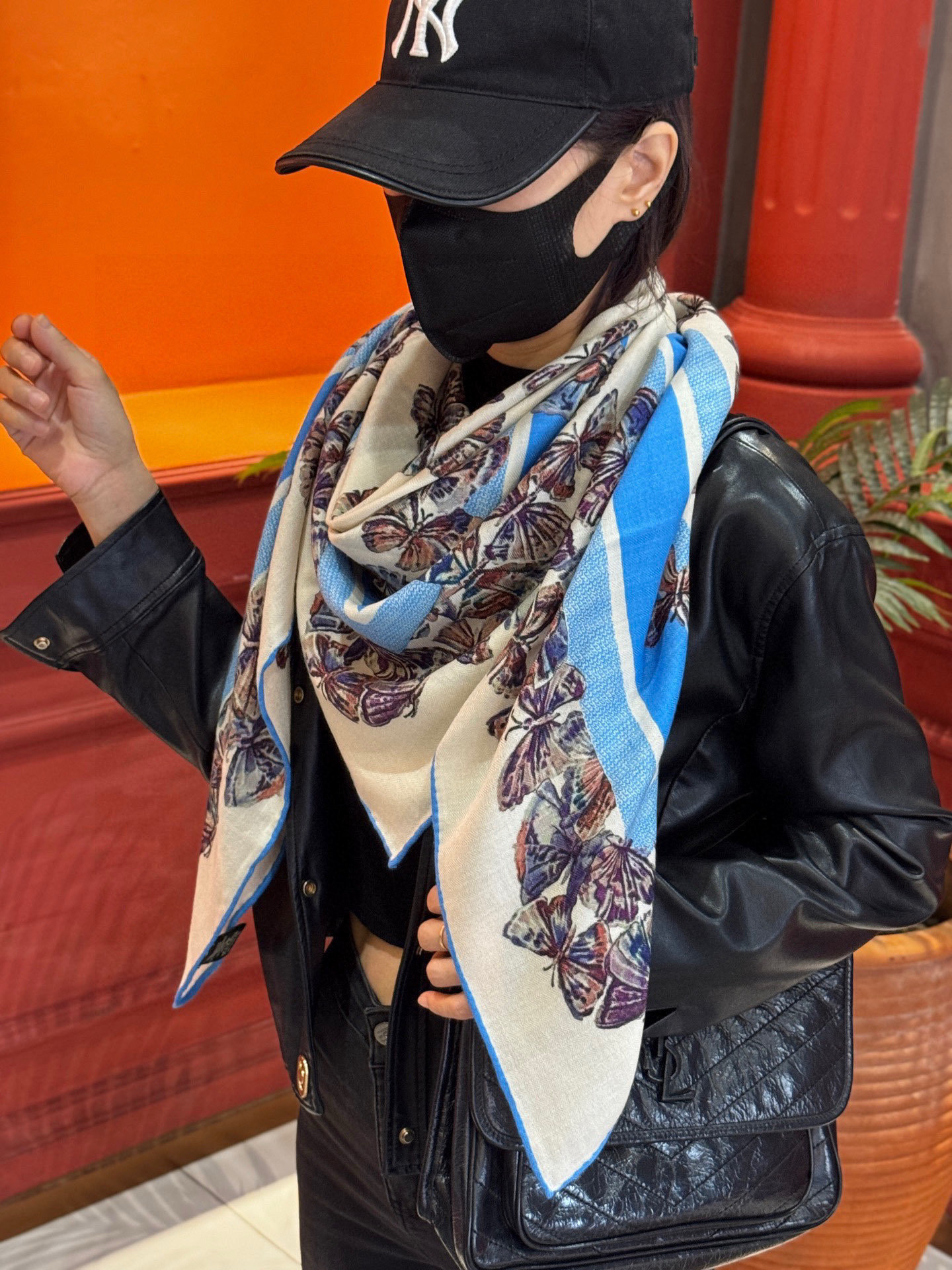 Dior 印花披肩【140顶级丝毛双面同色】Dior Camo PaPillon 图案这款披肩饰以 Di