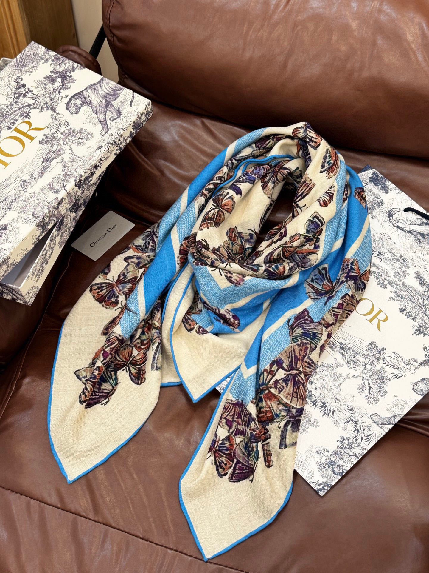 Dior 印花披肩【140顶级丝毛双面同色】Dior Camo PaPillon 图案这款披肩饰以 Di