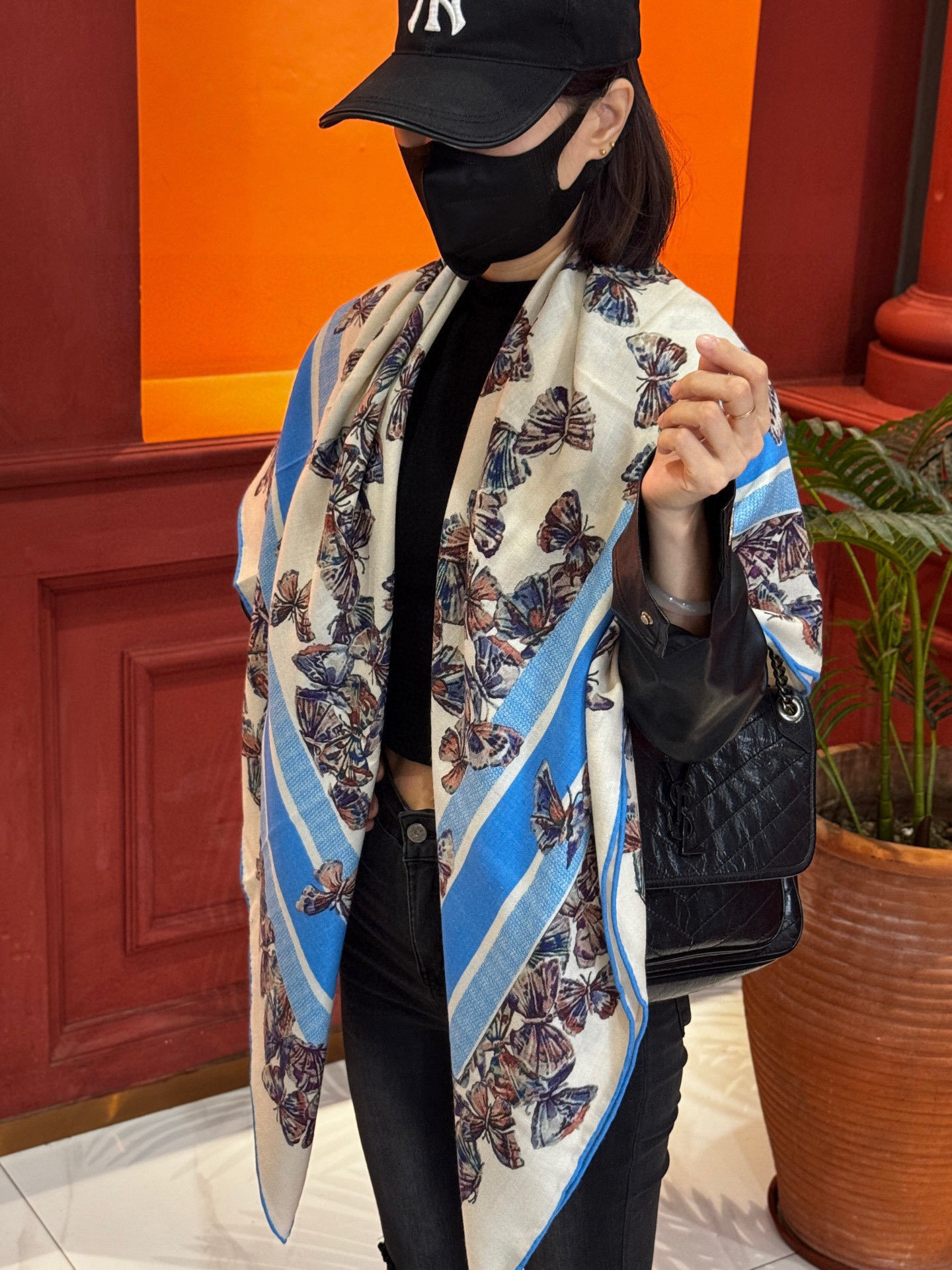 Dior 印花披肩【140顶级丝毛双面同色】Dior Camo PaPillon 图案这款披肩饰以 Di