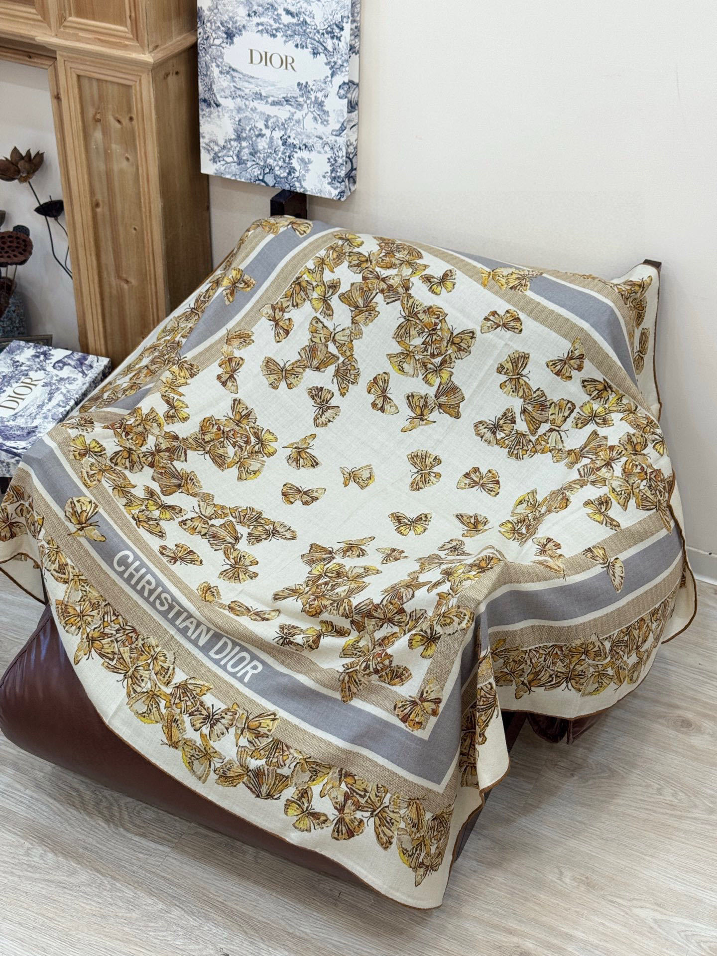 Dior 印花披肩【140顶级丝毛双面同色】Dior Camo PaPillon 图案这款披肩饰以 Di