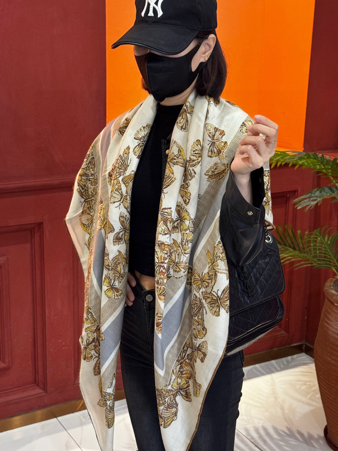 Dior 印花披肩【140顶级丝毛双面同色】Dior Camo PaPillon 图案这款披肩饰以 Di