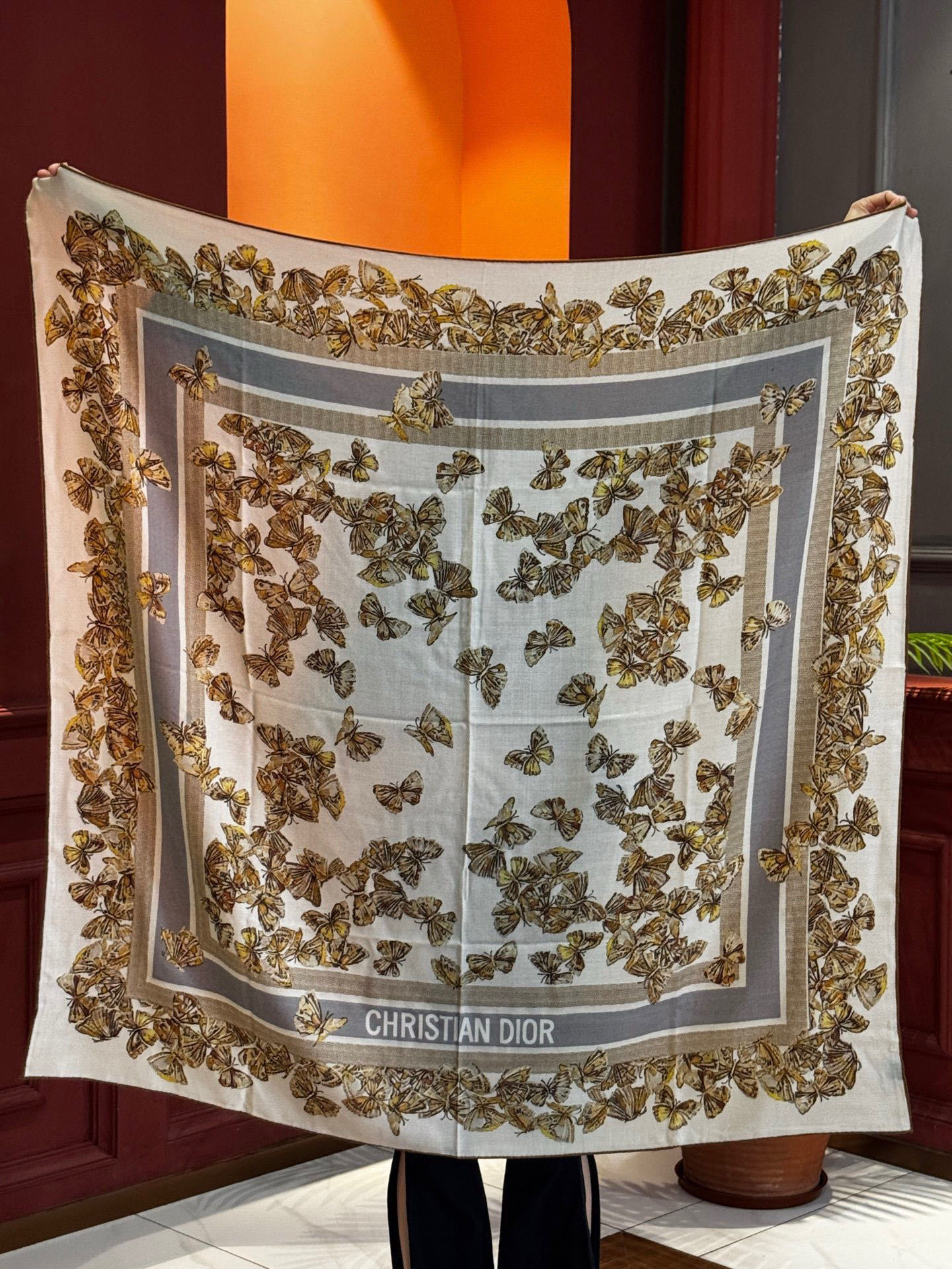 Dior 印花披肩【140顶级丝毛双面同色】Dior Camo PaPillon 图案这款披肩饰以 Di