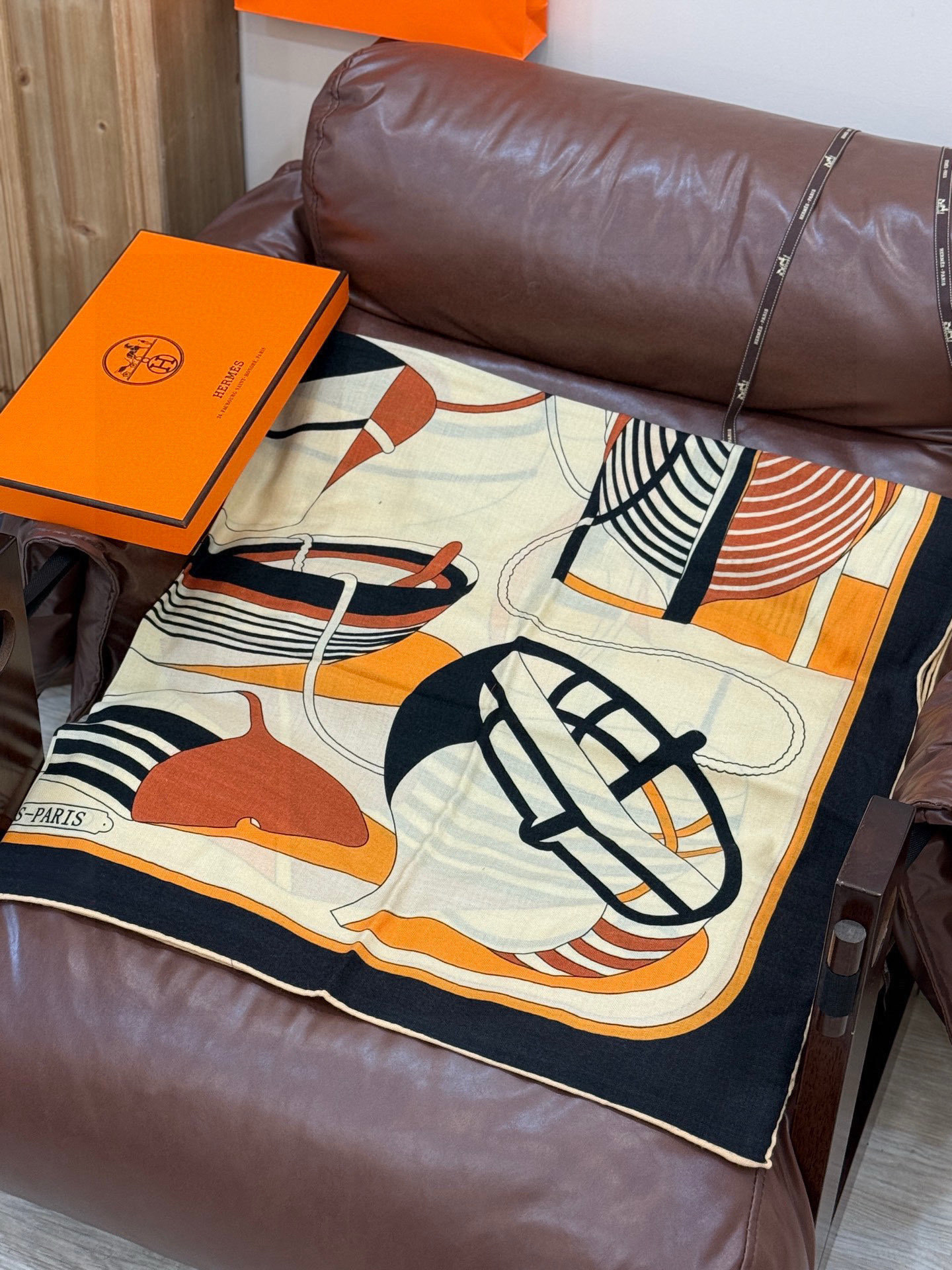 💟2025年早秋上新💞【双面同色丝毛方巾】手工卷边山羊绒和真丝混纺披肩(70%山羊绒,30%桑蚕丝)这款