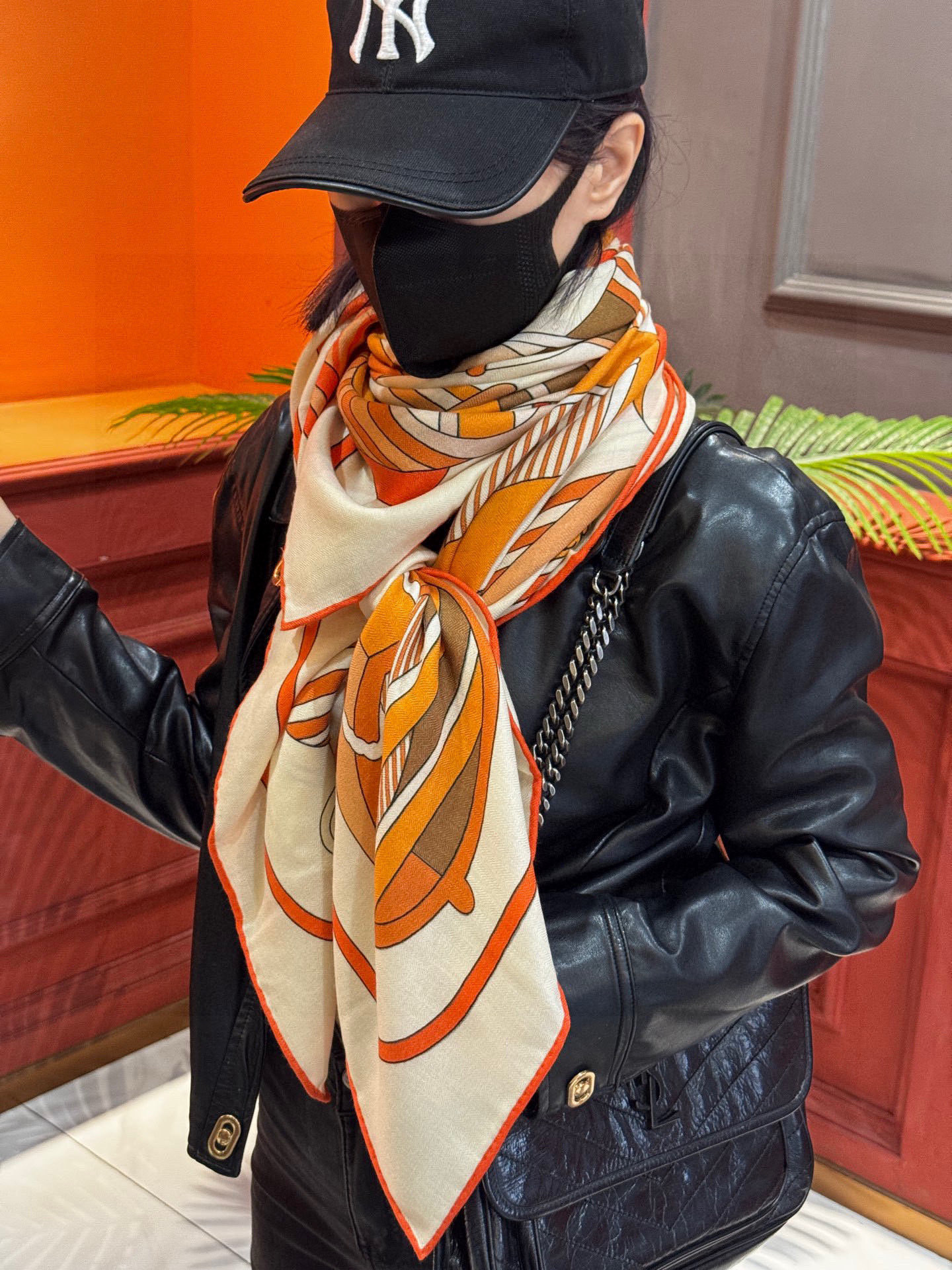 💟2025年早秋上新💞【双面同色丝毛方巾】手工卷边山羊绒和真丝混纺披肩(70%山羊绒,30%桑蚕丝)这款