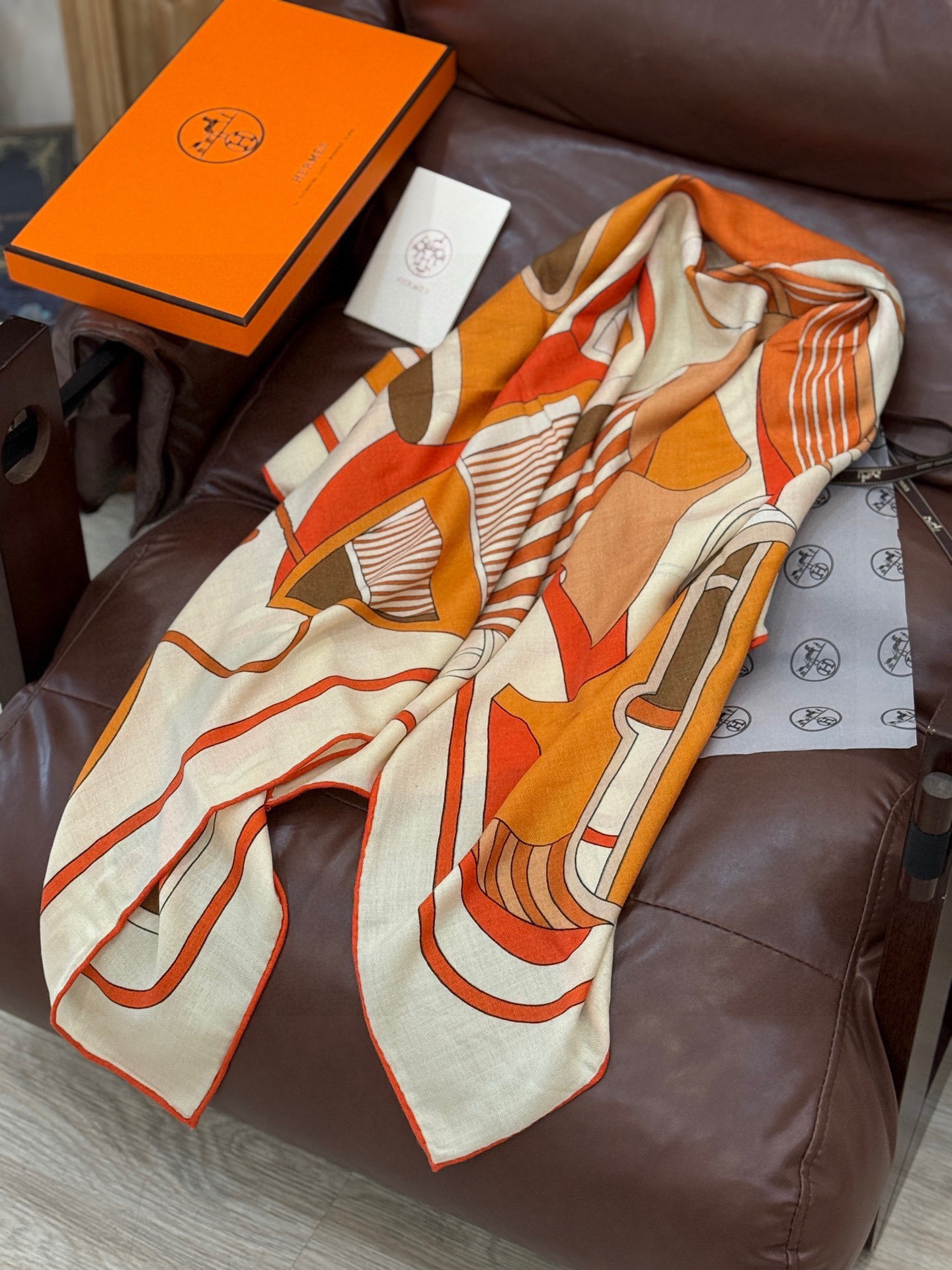 💟2025年早秋上新💞【双面同色丝毛方巾】手工卷边山羊绒和真丝混纺披肩(70%山羊绒,30%桑蚕丝)这款