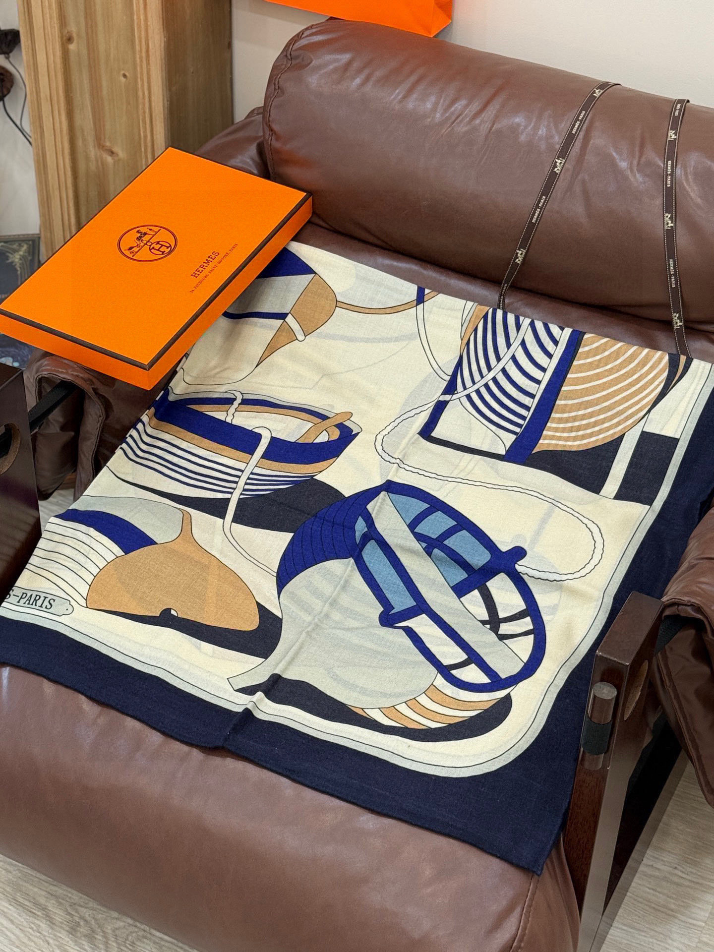 💟2025年早秋上新💞【双面同色丝毛方巾】手工卷边山羊绒和真丝混纺披肩(70%山羊绒,30%桑蚕丝)这款