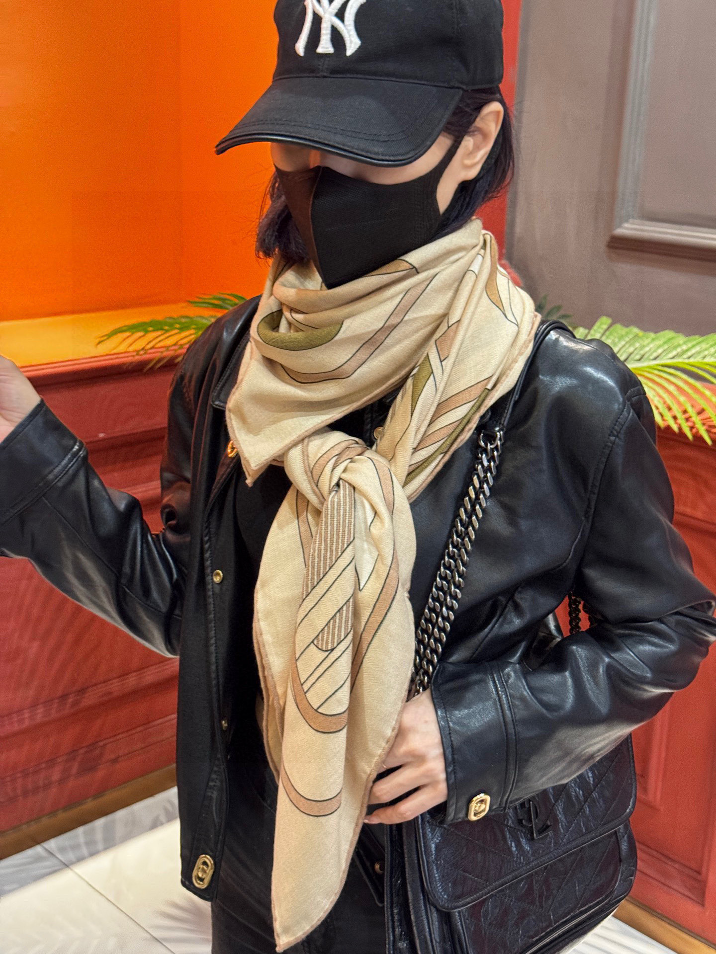 💟2025年早秋上新💞【双面同色丝毛方巾】手工卷边山羊绒和真丝混纺披肩(70%山羊绒,30%桑蚕丝)这款