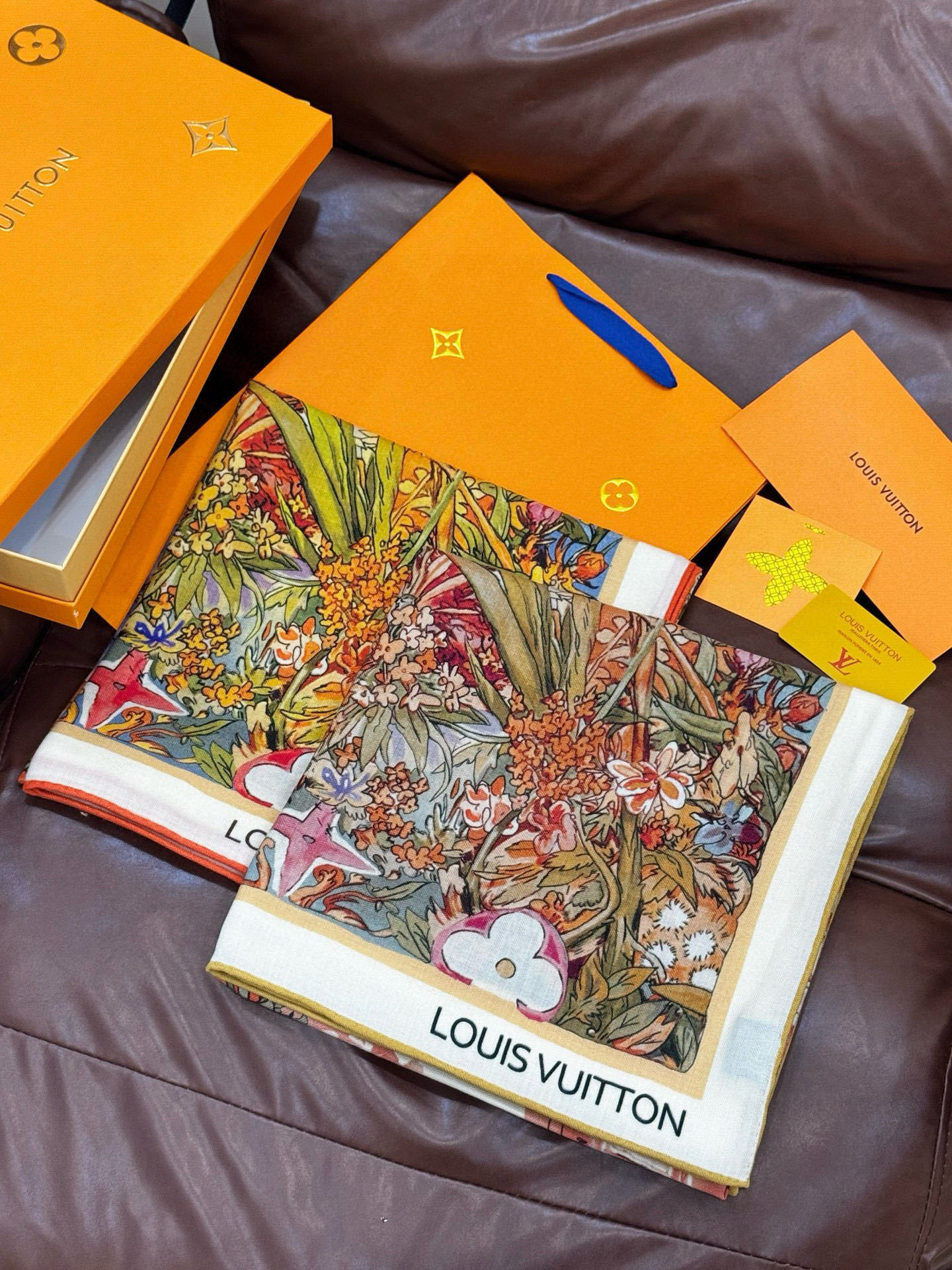 140双面丝毛披肩… LV手工卷边丝毛方巾(30%桑蚕丝70%羊毛)这款经典单品展现强大而迷人的女性魅力