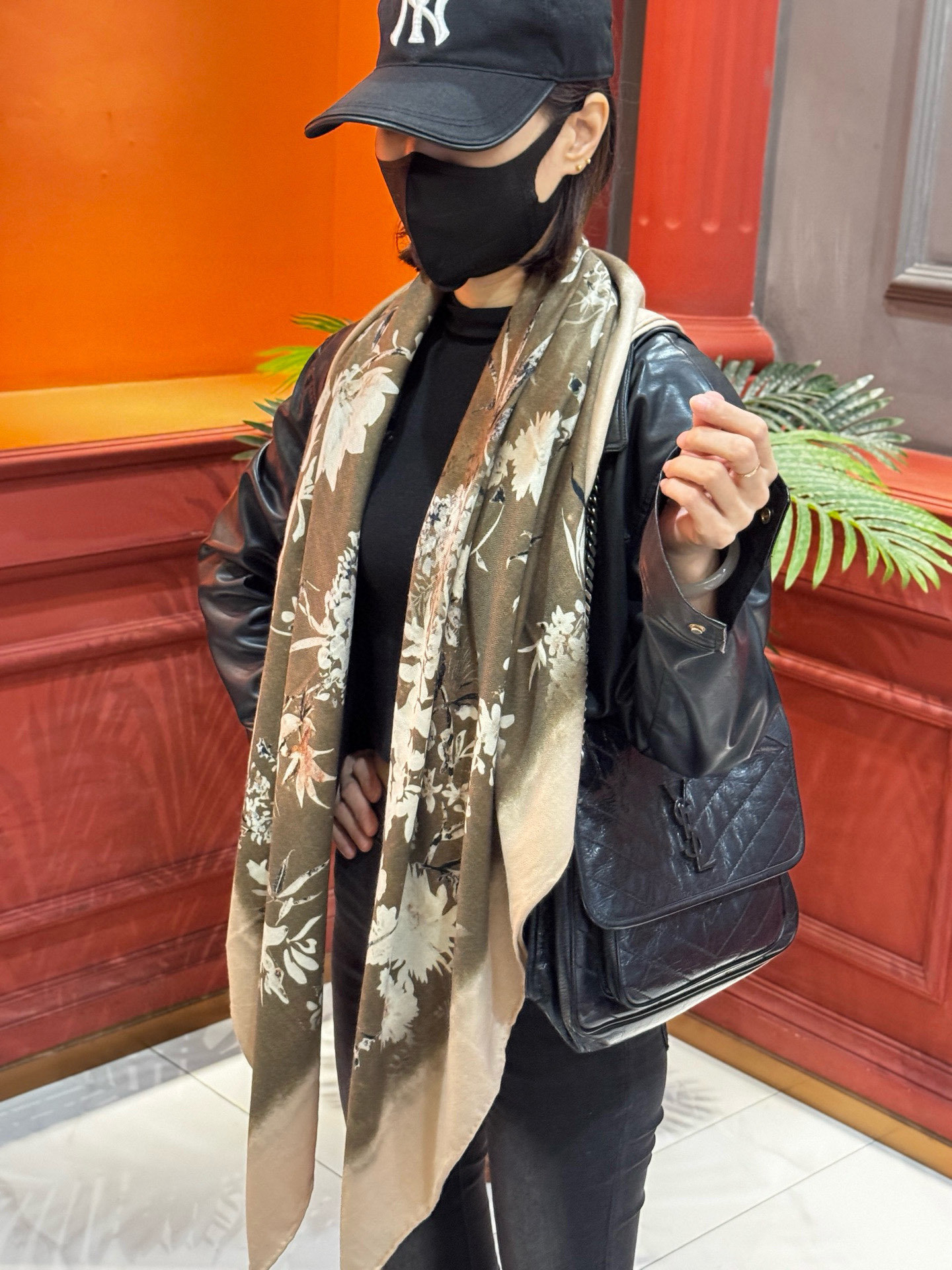 Dior 140丝毛双面同色印花披肩Millefiori 图案这款披肩饰以多色 Millefiori 图