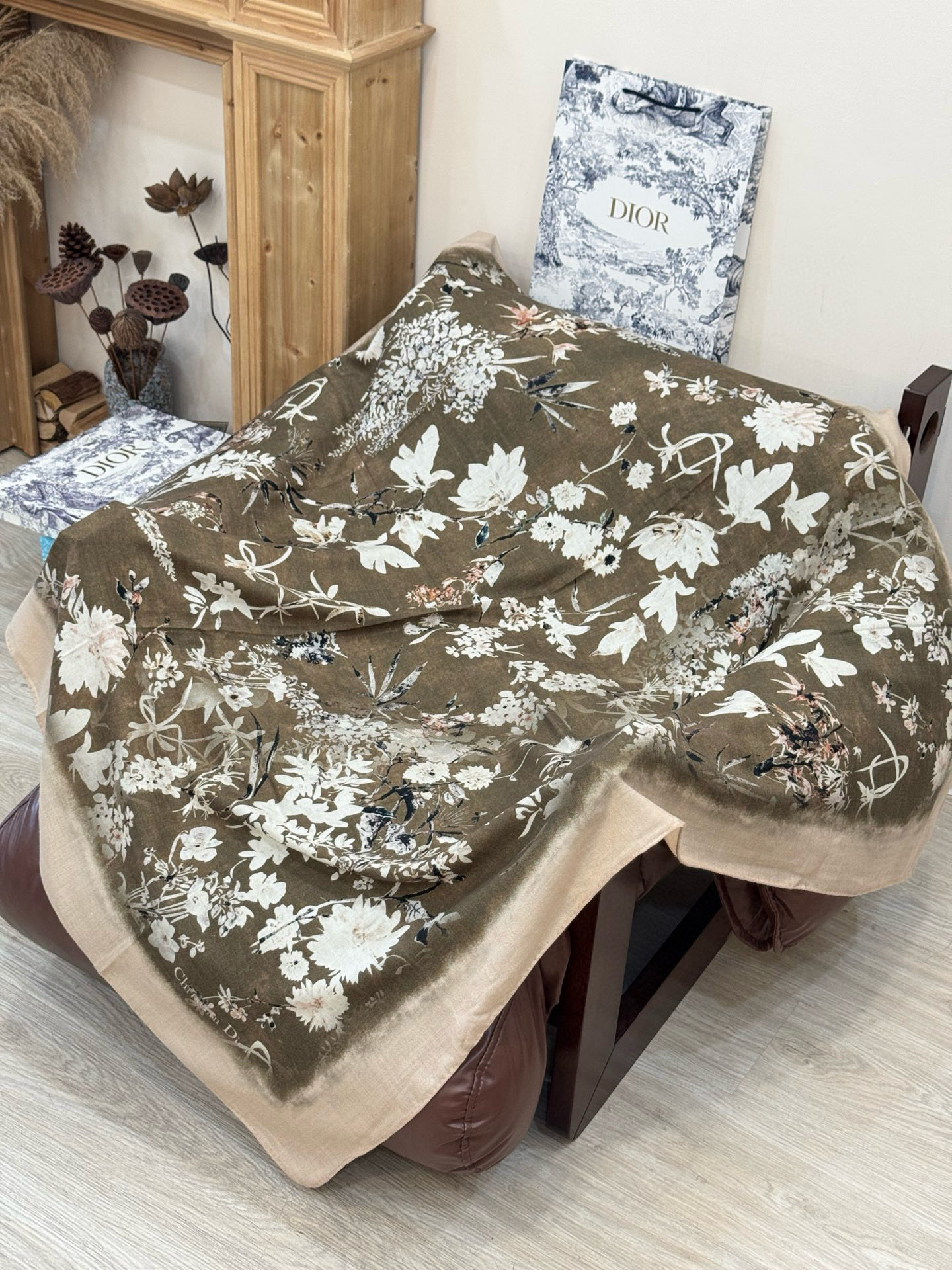 Dior 140丝毛双面同色印花披肩Millefiori 图案这款披肩饰以多色 Millefiori 图