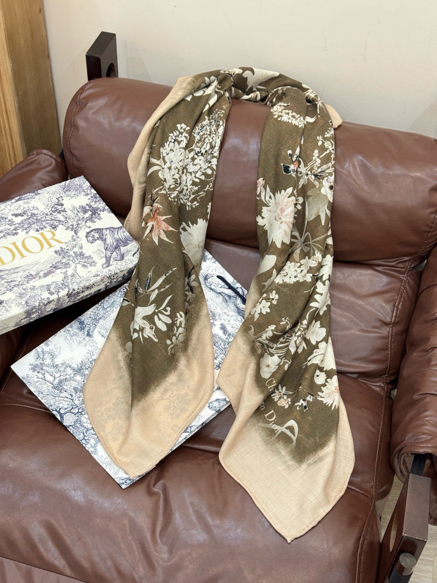 Dior 140丝毛双面同色印花披肩Millefiori 图案这款披肩饰以多色 Millefiori 图