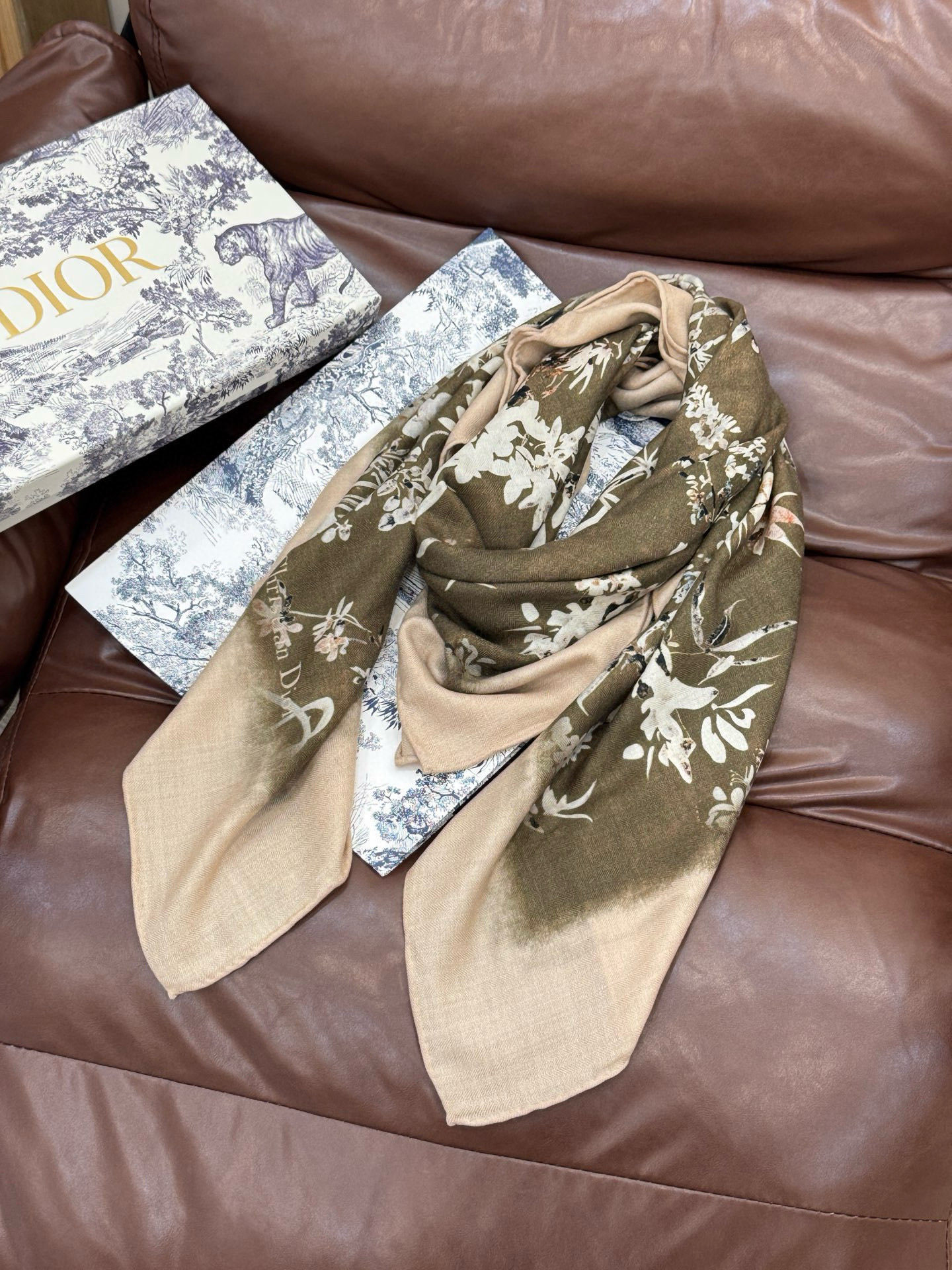 Dior 140丝毛双面同色印花披肩Millefiori 图案这款披肩饰以多色 Millefiori 图