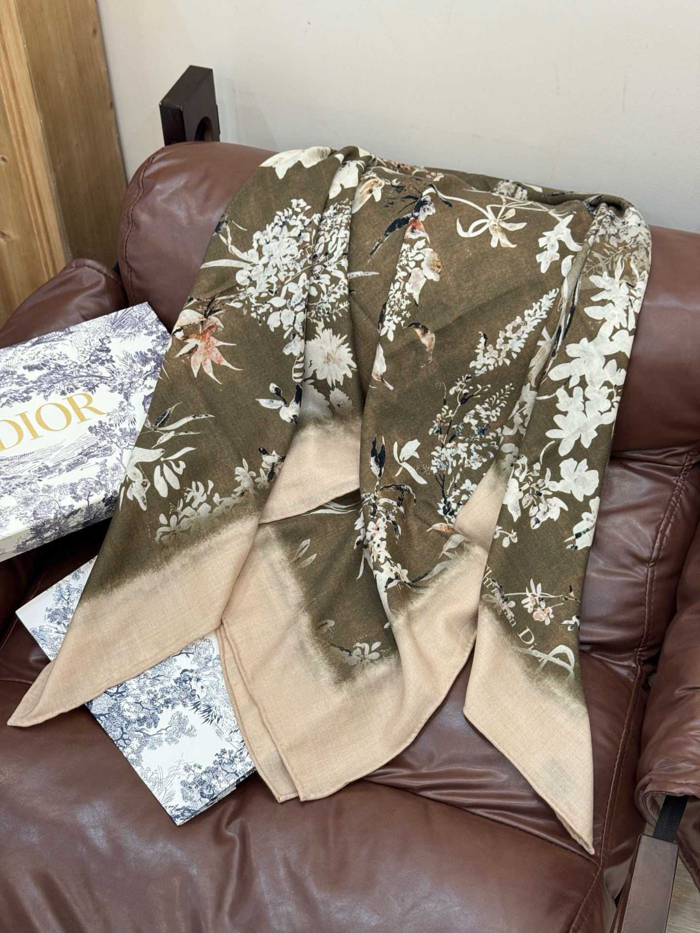 Dior 140丝毛双面同色印花披肩Millefiori 图案这款披肩饰以多色 Millefiori 图