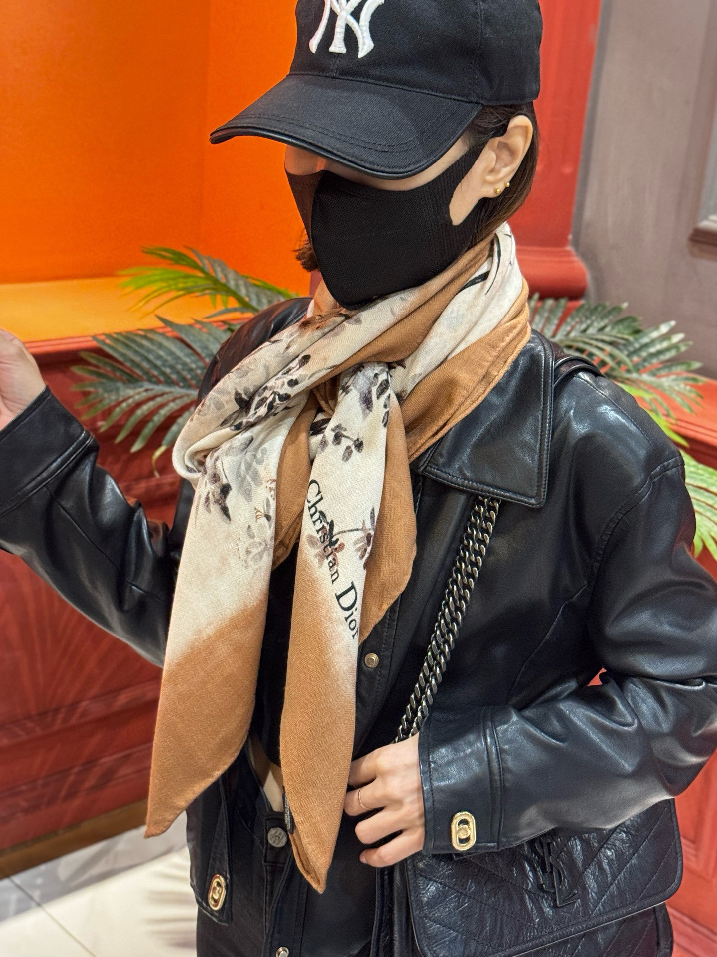 Dior 140丝毛双面同色印花披肩Millefiori 图案这款披肩饰以多色 Millefiori 图