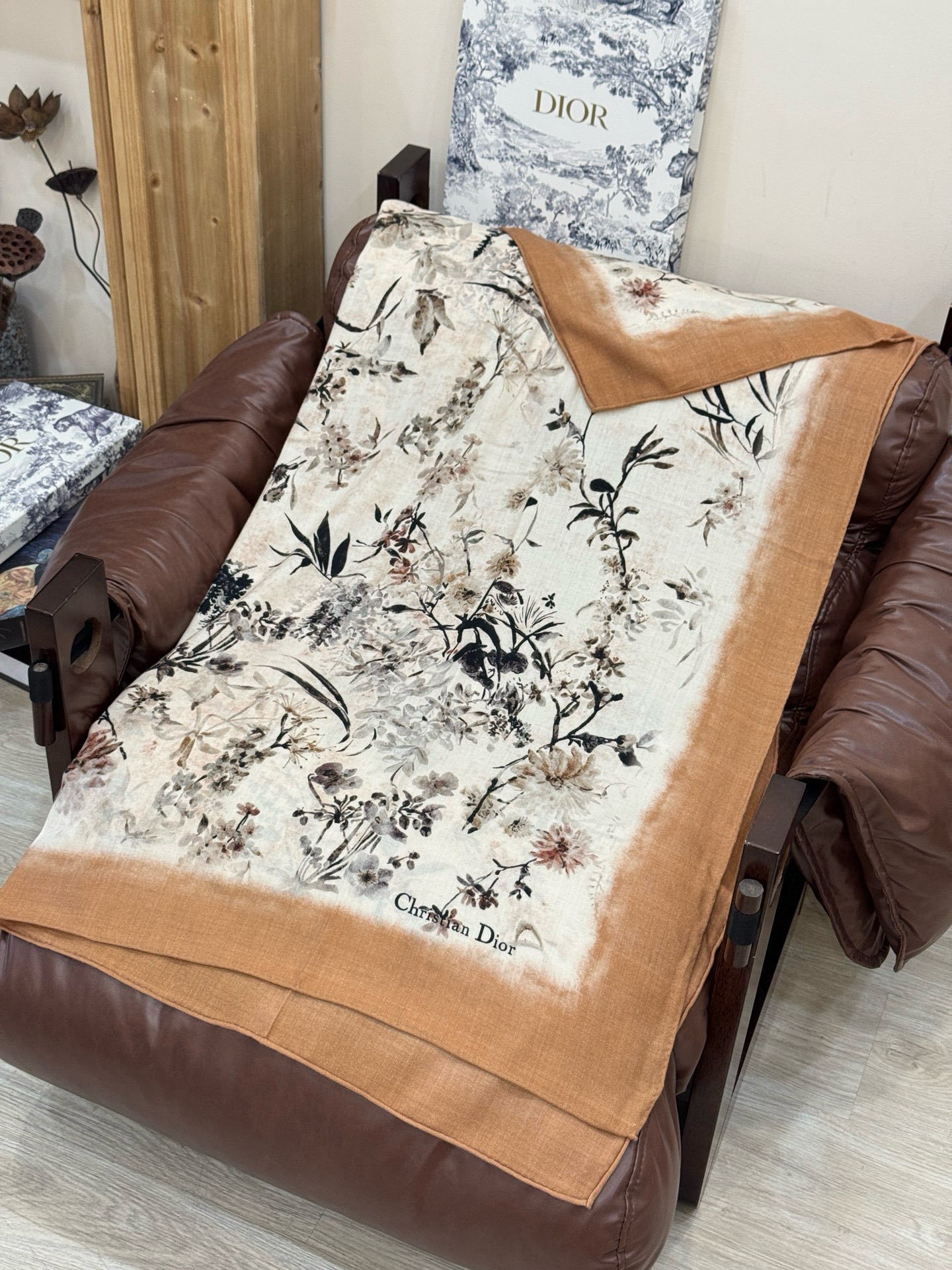 Dior 140丝毛双面同色印花披肩Millefiori 图案这款披肩饰以多色 Millefiori 图