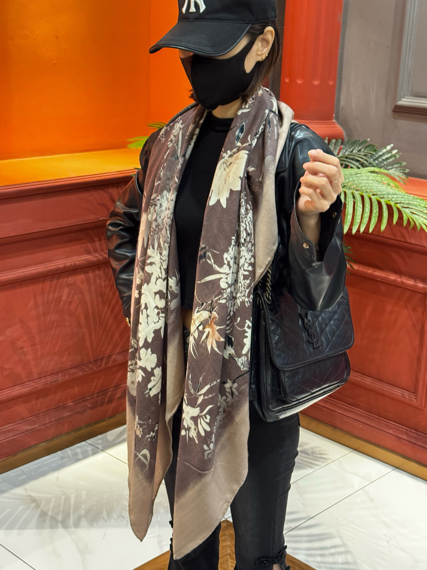 Dior 140丝毛双面同色印花披肩Millefiori 图案这款披肩饰以多色 Millefiori 图