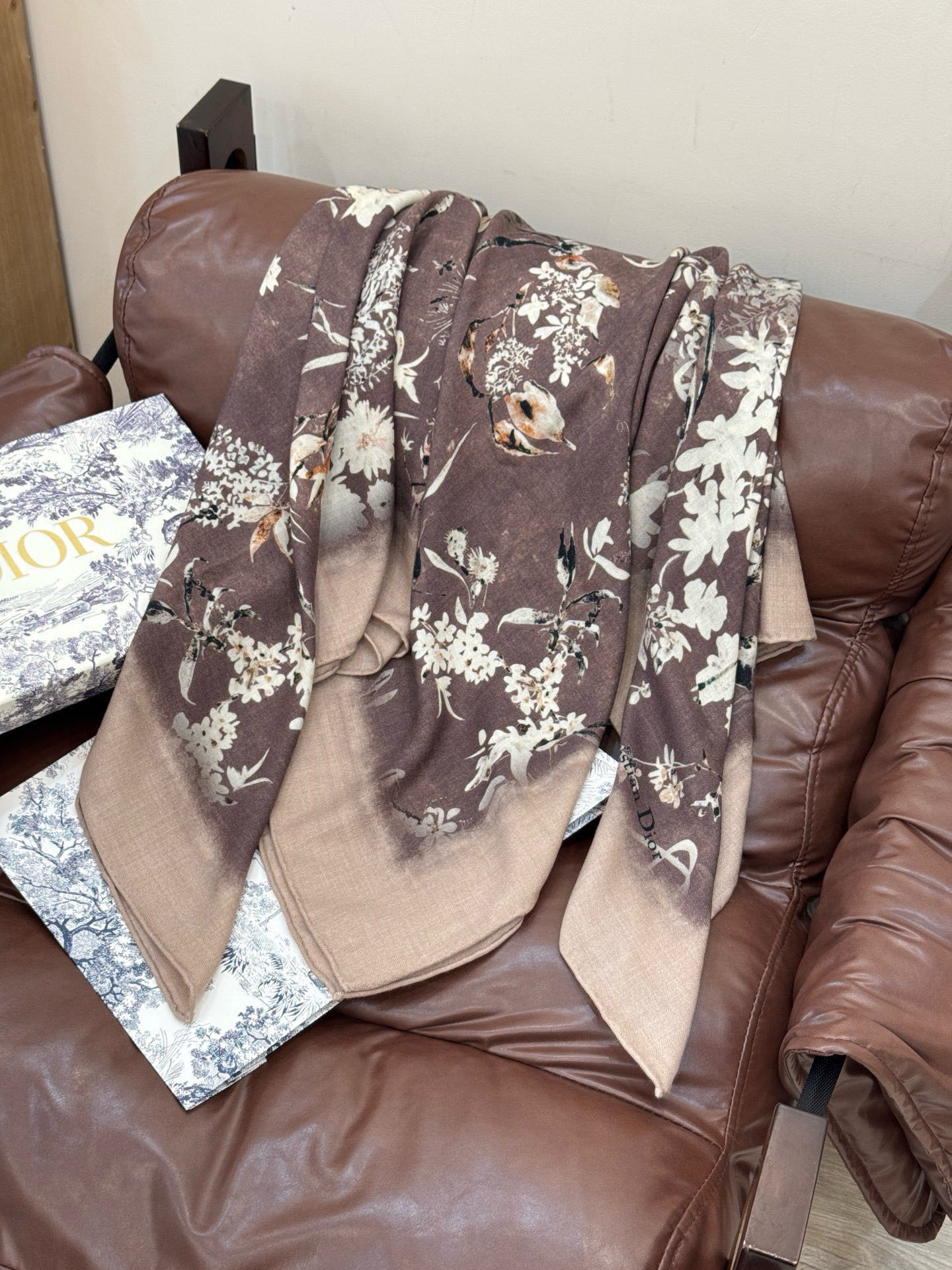 Dior 140丝毛双面同色印花披肩Millefiori 图案这款披肩饰以多色 Millefiori 图