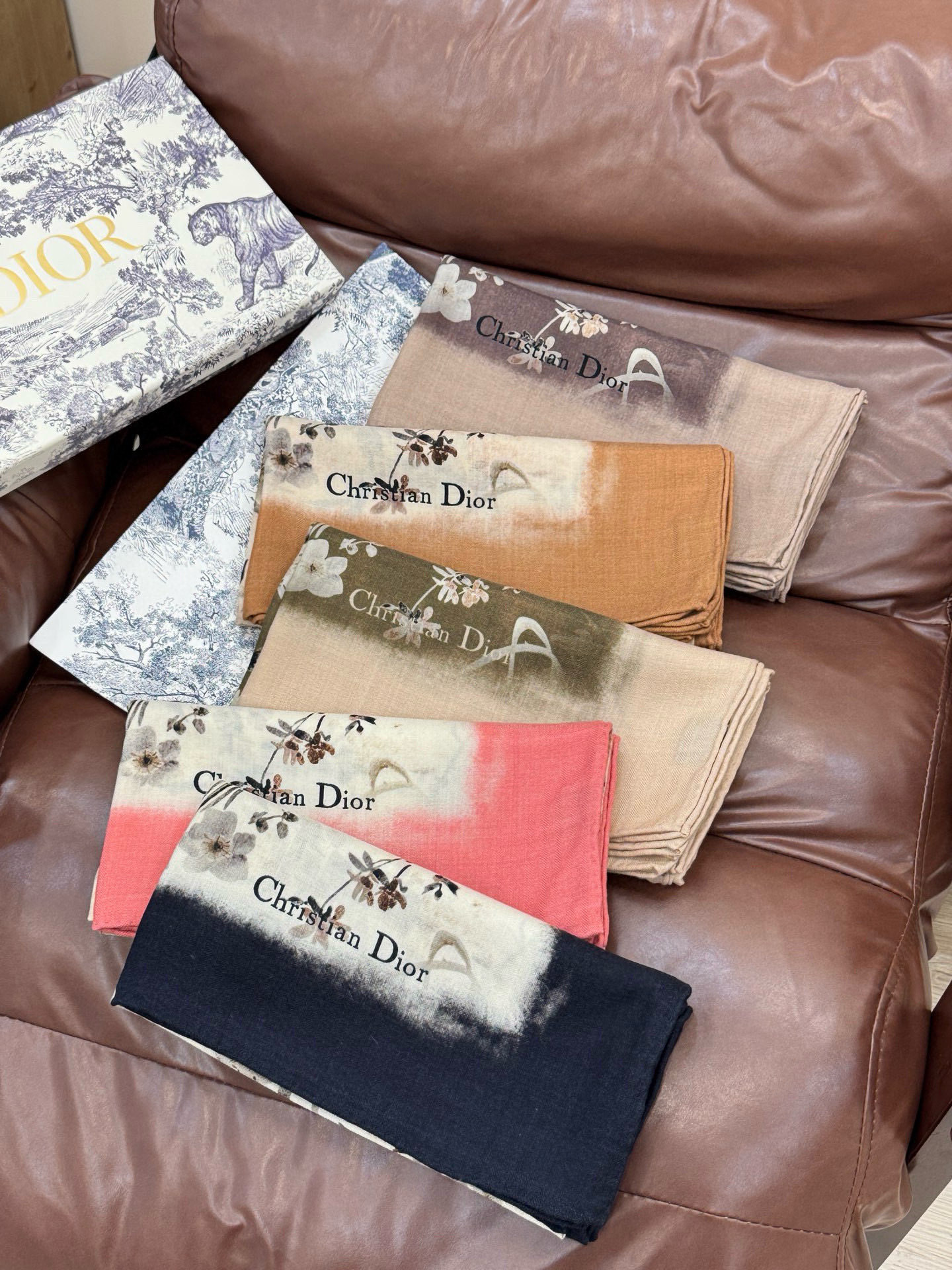 Dior 140丝毛双面同色印花披肩Millefiori 图案这款披肩饰以多色 Millefiori 图